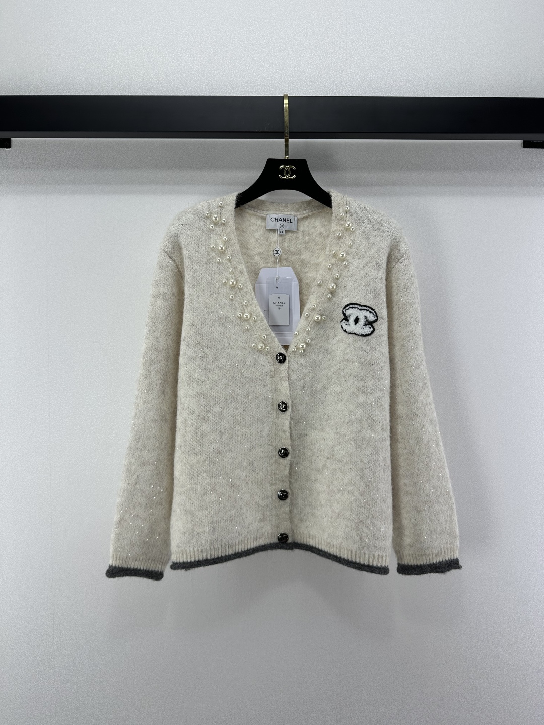 NO:501715,Chane* new details New autumn style three-dimensional pearl knitted v-neck cardigan fabric is skin-friendly and comfortable, good breathability, three-dimensional flocking logo embellishes the overall elegant temperament, versatile and slim, pearl decoration of the hem reduces age and is fashionable 1 color 3 size SML, chanel, alexander wang19860909Chane*上新细节 秋季新款立体珍珠针织v领开衫 面料亲肤舒适 透气性好 立体植绒logo 点缀整体 优雅气质 百搭显瘦 衣摆珍珠装饰减龄又时髦 1色3码SML,,chanel,alexander wang,Women's clothing