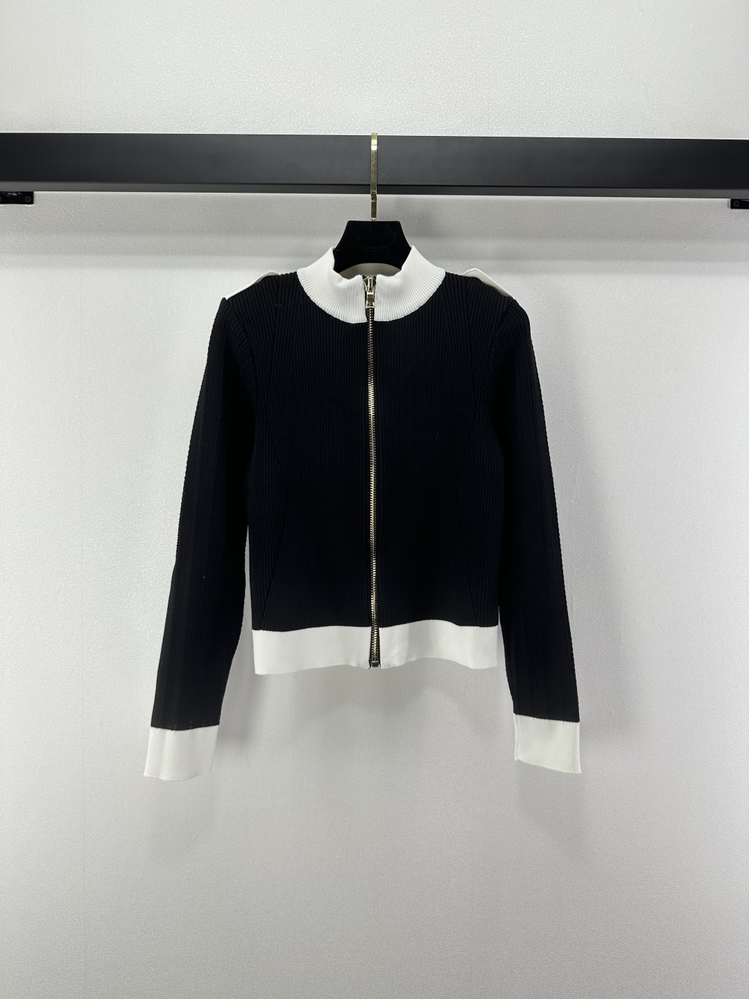 NO:501719,Balmai* new details, new knitted stand-alone zipper cardigan in autumn, contrasting edges, fashionable vertical pit strip texture, shoulder yb open mold logo pattern metal button embellishment, high-end fashionable and versatile socialite style, 1 color 3 code SML, balmain, alexander wang19860909Balmai*上新细节 秋季新款针织立领拉链开衫 撞色边缘时髦 竖坑条纹理 肩部yb开模logo图案金属纽扣点缀 高级时髦百搭名媛风 1色3码SML,,balmain,alexander wang,Women's clothing