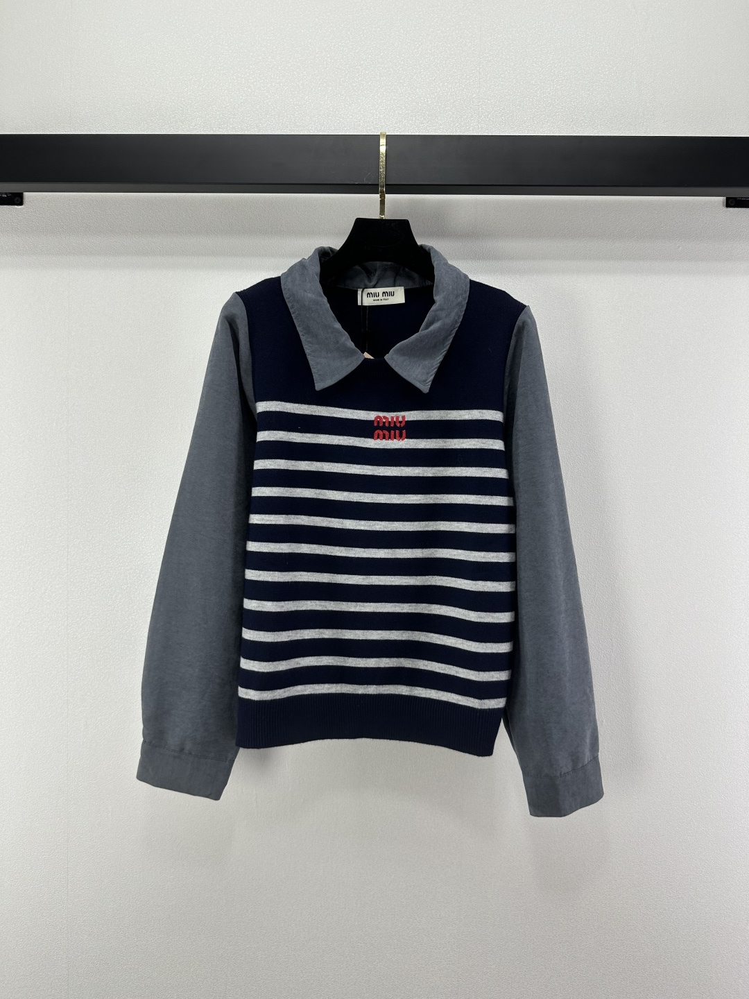 NO:501707,Miumi* new details, new Autumn lapel striped long sleeves, cuff neck splicing shirt design, contrasting color embroidery logo embellishment on the chest, highlighting the high-end feeling of outfits, showing a relaxed tone, the first choice for fashion outfits in all seasons, 1 color, 3 size SML, miumiu, alexander wang19860909Miumi*上新细节 秋季新款翻领条纹长袖 袖口领口拼接衬衣设计 胸前撞色刺绣logo点缀修饰 凸显穿搭高级感 尽显松弛调性 四季时尚穿搭首选 1色3码SML,,miumiu,alexander wang,Women's clothing