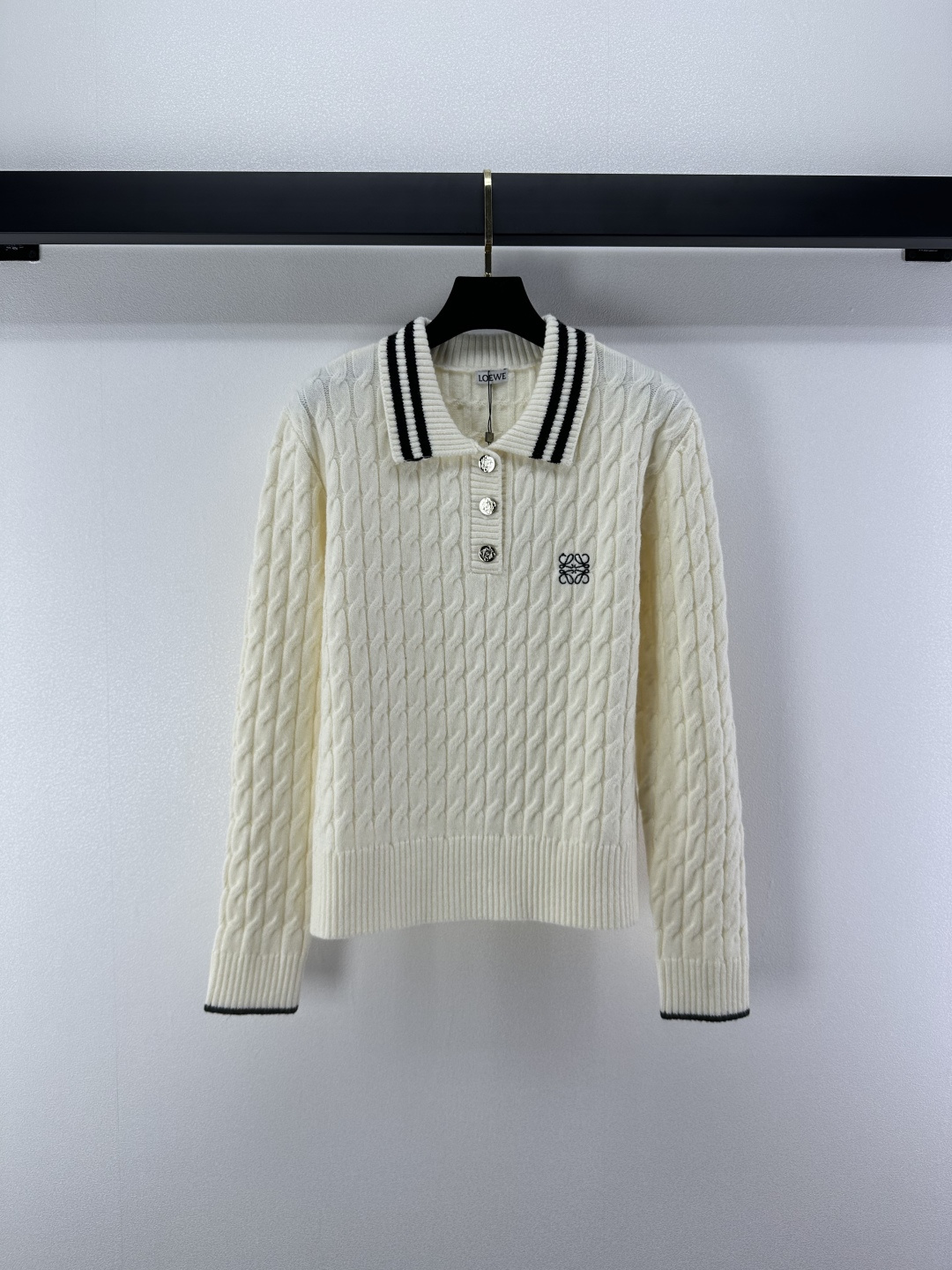 NO:500906,Loew* new details, new knitted lapels and twisted cardigans in autumn and winter, twisted string craftsmanship, classic logo pattern embroidery embroidery, yb open mold letter logo button decoration, high-end fashionable and versatile 2 colors and 3 codes SML,,loewe,alexander wang19860909Loew*上新细节 秋冬新款针织翻领麻花开衫 麻花纽绳工艺 经典logo图案刺绣点缀 yb开模字母logo纽扣装饰 高级时髦百搭 2色3码SML,,loewe,alexander wang,Women's clothing