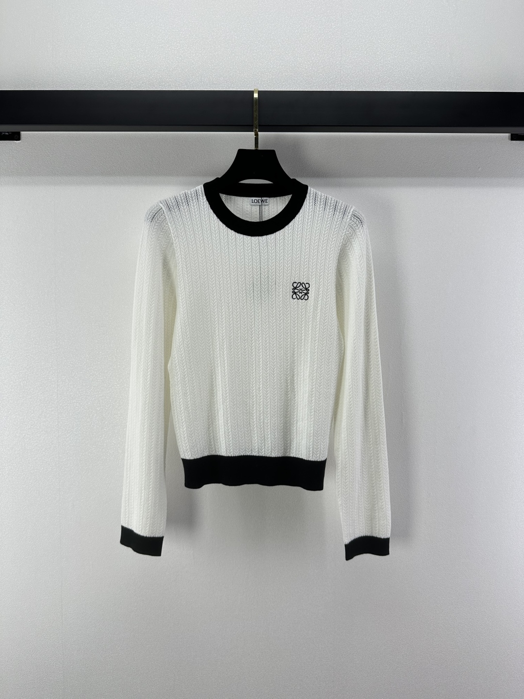 NO:500908,Loew* new details, new autumn logo round neck long sleeves, contrasting color edges and fashionable temperament, embroidered logo letters are low-key and luxurious, classic style is not picky about people, top body looks slim and versatile, 2 colors and 3 sizes SML,,loewe,alexander wang19860909Loew*上新细节 秋季新品logo圆领长袖 撞色边时髦气质 刺绣logo字母低调奢华 经典版型不挑人上身显瘦又百搭 2色3码SML,,loewe,alexander wang,Women's clothing