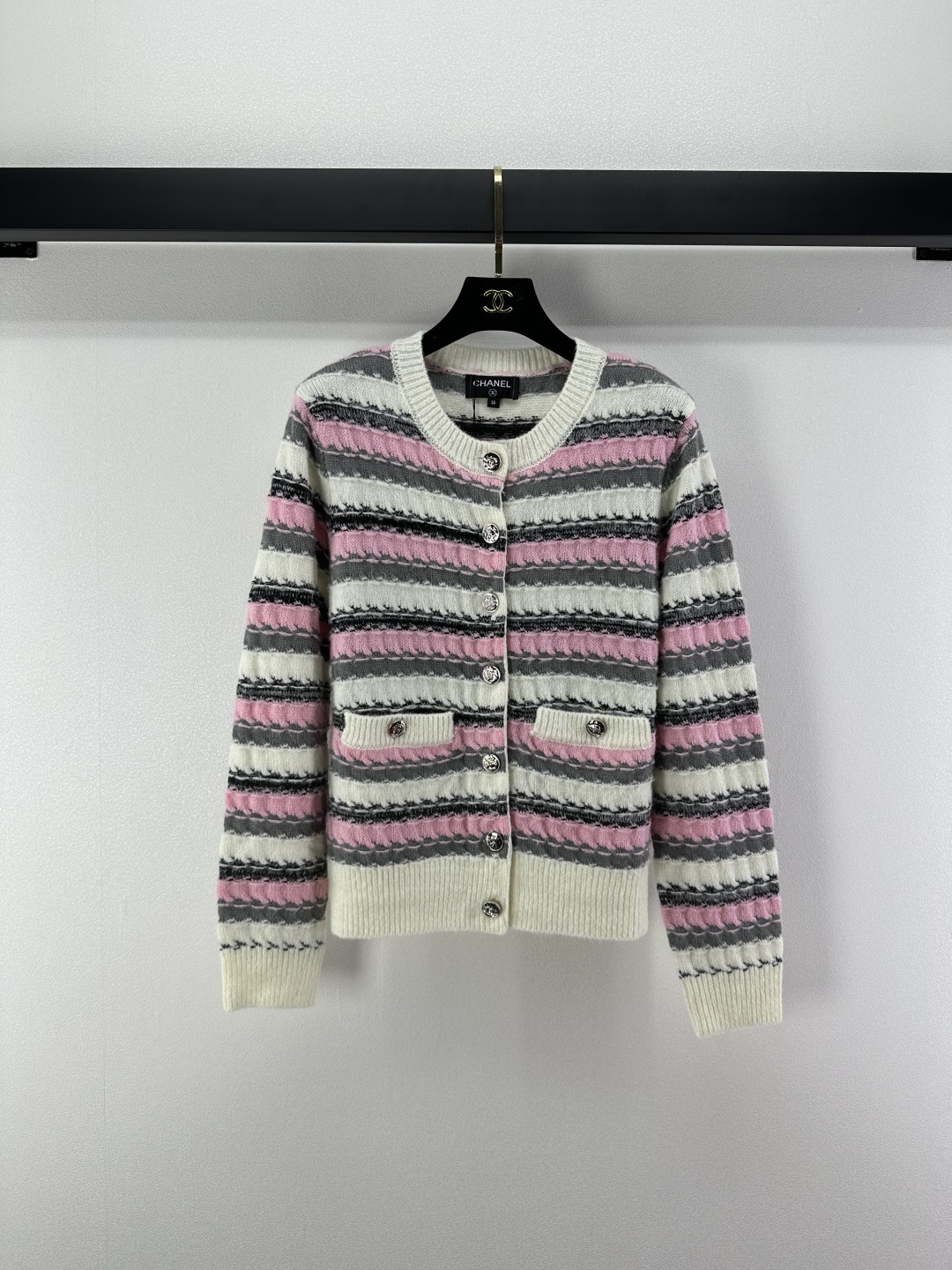 NO:500910,Chane* new details New autumn knitted striped round-neck cardigan long sleeves, double purses full of fragrance!  The material is light and comfortable, sweet and elegant, versatile and not picky. 2 colors and 3 sizes SML, chanel, alexander wang19860909Chane*上新细节 秋季新款针织条纹圆领开衫长袖 双荷包满满小香风！材质轻薄舒适,甜美气质名媛 百搭不挑人 2色3码SML,,chanel,alexander wang,Women's clothing