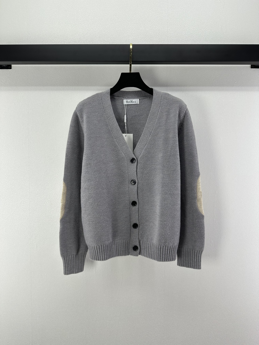 NO:500914,New details on maxma* Autumn new V-neck cardigan long sleeves Customized YB blended knitted material Skin-friendly soft and glutinous, dense and delicate, straight shoulder V-neck cardigan sweater style The overall college’s elite atmosphere is full of arm letter logo embellishment Echo the brand’s luxury tone Slim fit style design Make the outfit look slim and fashionable. Single wear and layering in autumn and winter are outstanding. 2 colors and 3 codes SML, sweaters, alexander wang19860909maxma*上新细节 秋季新款v领开衫长袖 定制YB混纺针织材质 亲肤软糯 密实细腻 正肩V领开衫毛衣版型 整体学院精英氛围感十足 手臂字母徽标点缀 呼应品牌奢华调性 修身版型设计 让穿搭显瘦而时髦 秋冬单穿叠穿都出彩 2色3码SML,,sweaters,alexander wang,Women's clothing