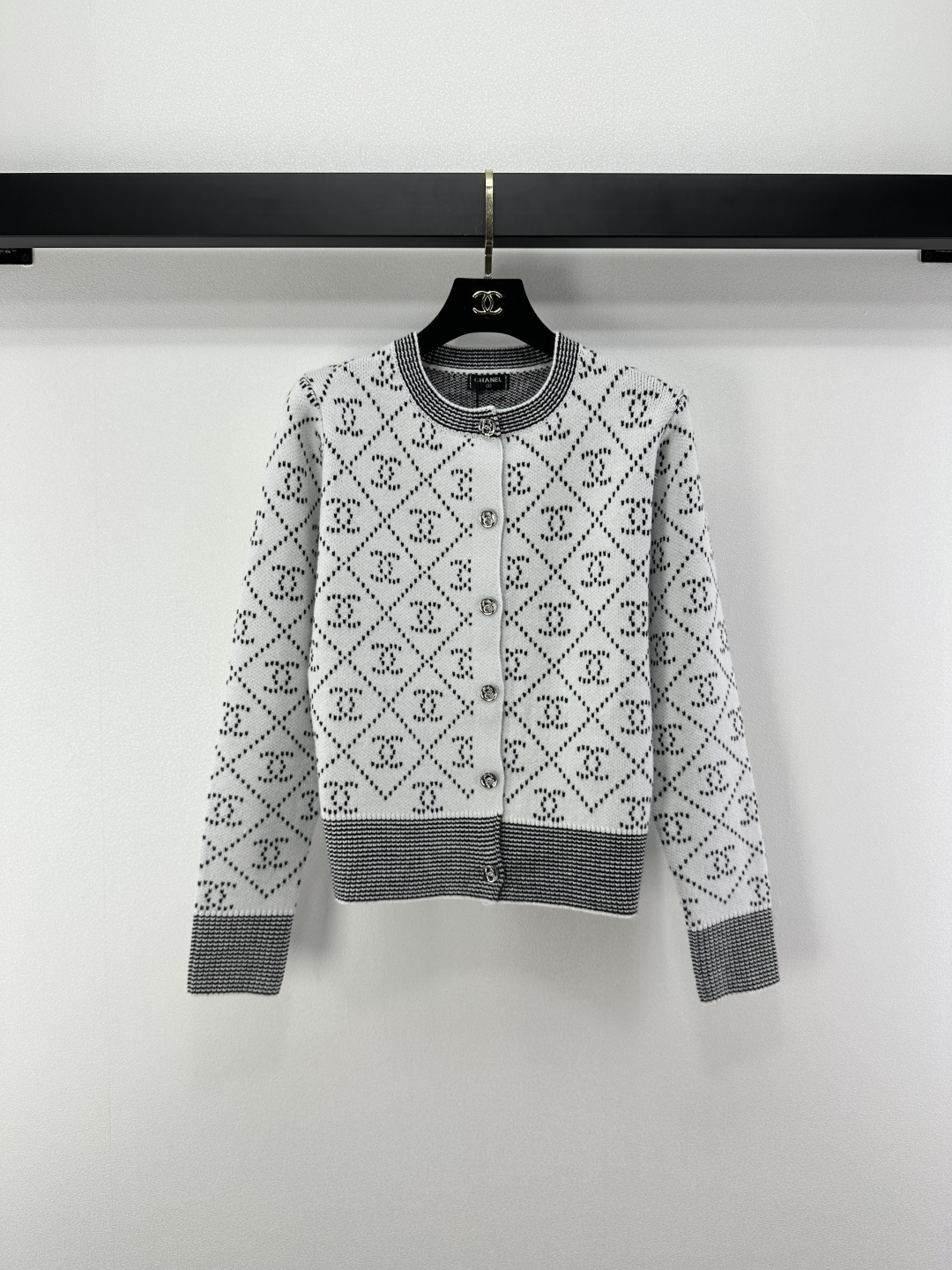 NO:501717,Chane* new details New autumn and winter round neck diamond-covered cardigan!  Customized wool knitted material, comfortable and stylish, soft and elastic cardigan cut, collar cuff contrasting thread edge-closing elastic and comfortable, illuminating the overall shape, ready-to-wear brand letters full of jacquard, classic and versatile, regular style, the upper body shows style and style!  2 colors 3 codes SML, chanel, alexander wang19860909Chane*上新细节 秋冬新款圆领菱格满印开衫！定制羊毛针织材质 舒适有型 柔软弹力开衫剪裁 领口袖口撞色螺纹收边弹力舒适 点亮整体造型 成衣品牌字母提花满印 经典百搭洋气 常规版型 上身尽显格调与风范！ 2色3码SML,,chanel,alexander wang,Women's clothing