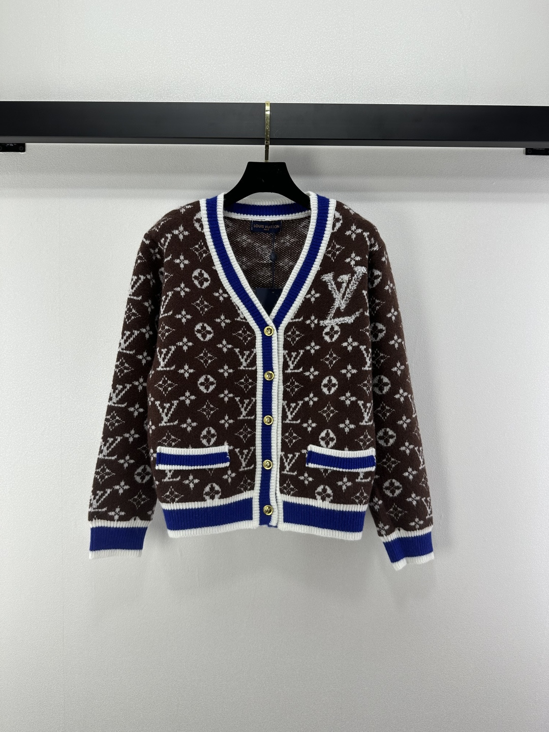 NO:501670,Lv *New details New autumn and winter V-neck full-print cardigan!  Customized wool knitted material, comfortable and stylish, soft and elastic cardigan cut, neckline cuffs, threaded edge-closing, elastic and comfortable, illuminating the overall shape, ready-to-wear brand letters full of jacquard, classic and versatile, regular style, the upper body shows style and style!  2 color 3 code SML, louis vuitton, alexander wang19860909Lv *上新细节 秋冬新款v领满印开衫！定制羊毛针织材质 舒适有型 柔软弹力开衫剪裁 领口袖口螺纹收边弹力舒适 点亮整体造型 成衣品牌字母提花满印 经典百搭洋气 常规版型 上身尽显格调与风范！ 2色3码SML,,louis vuitton,alexander wang,Women's clothing