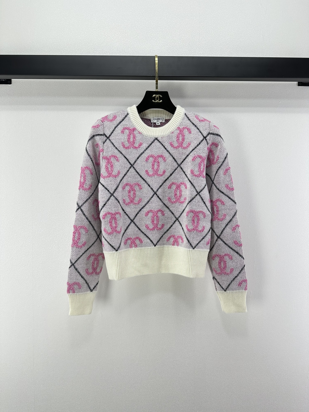 NO:501676,Chane* new details, autumn and winter new round neck full-print long sleeves, the iconic double C and diamond pattern are cleverly combined, classic and design-rich black foundation C style, cool and sweet, light foundation powder is gentle and eye-catching, single wear highlights personality, can easily create high-end and fashionable styles 2 colors and 3 sizes SML, chanel, alexander wang19860909Chane*上新细节 秋冬新款圆领满印长袖 标志性双C与菱格纹巧妙结合 经典又富有设计感黑底粉C款 酷飒中透着甜美 浅底粉温柔又吸睛 单穿凸显个性 都能轻松打造出高级时尚的造型 2色3码SML,,chanel,alexander wang,Women's clothing