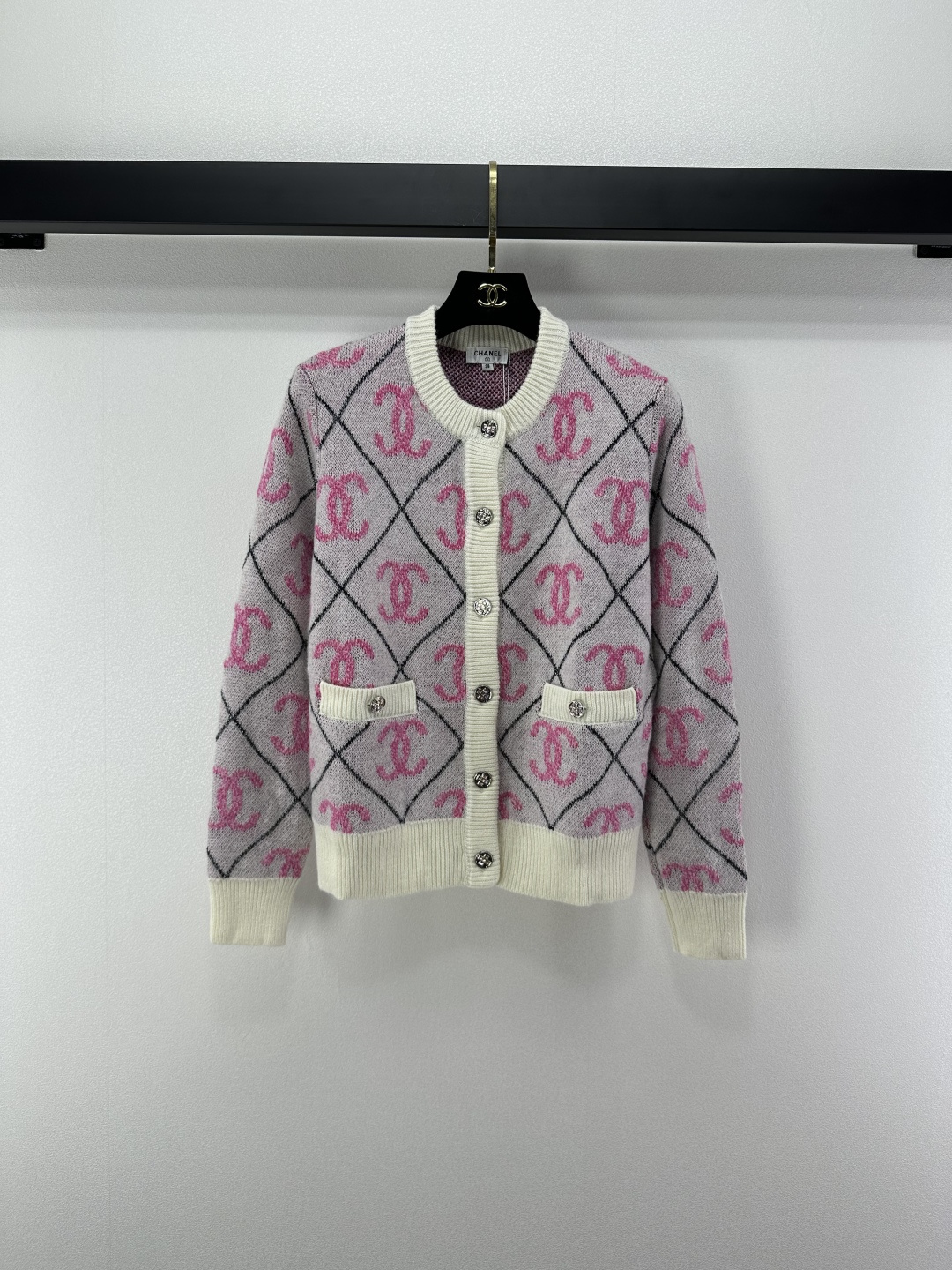 NO:501683,Chane* new details, autumn and winter new round neck full-print cardigan long sleeves, the iconic double C and diamond pattern are cleverly combined, classic and design-rich black foundation C style, cool and sweet, light foundation powder is gentle and eye-catching, single wear highlights personality, can easily create high-end and fashionable styles 2 colors and 3 sizes SML, chanel, alexander wang19860909Chane*上新细节 秋冬新款圆领满印开衫长袖 标志性双C与菱格纹巧妙结合 经典又富有设计感黑底粉C款 酷飒中透着甜美 浅底粉温柔又吸睛 单穿凸显个性 都能轻松打造出高级时尚的造型 2色3码SML,,chanel,alexander wang,Women's clothing