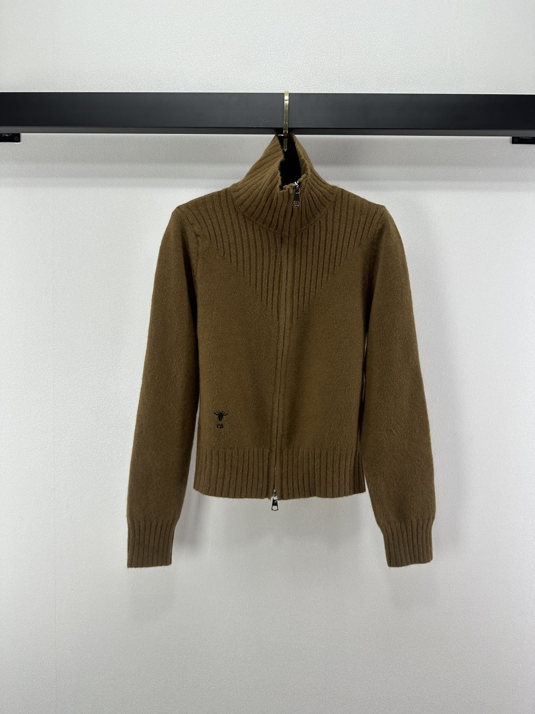 NO:501689,Dio* new details, new knitted lapel zipper cardigan in autumn and winter, classic logo embellishment of brand, full of zipper design, loose fit, very slim upper body, simple and big brand super versatile 3 colors and 3 codes SML, dior, alexander wang19860909Dio*上新细节 秋冬新款针织翻领拉链开衫 品牌经典logo字母点缀 拉链设计感十足 宽松版型上身非常显瘦 简约又大牌超百搭 3色3码SML,,dior,alexander wang,Women's clothing