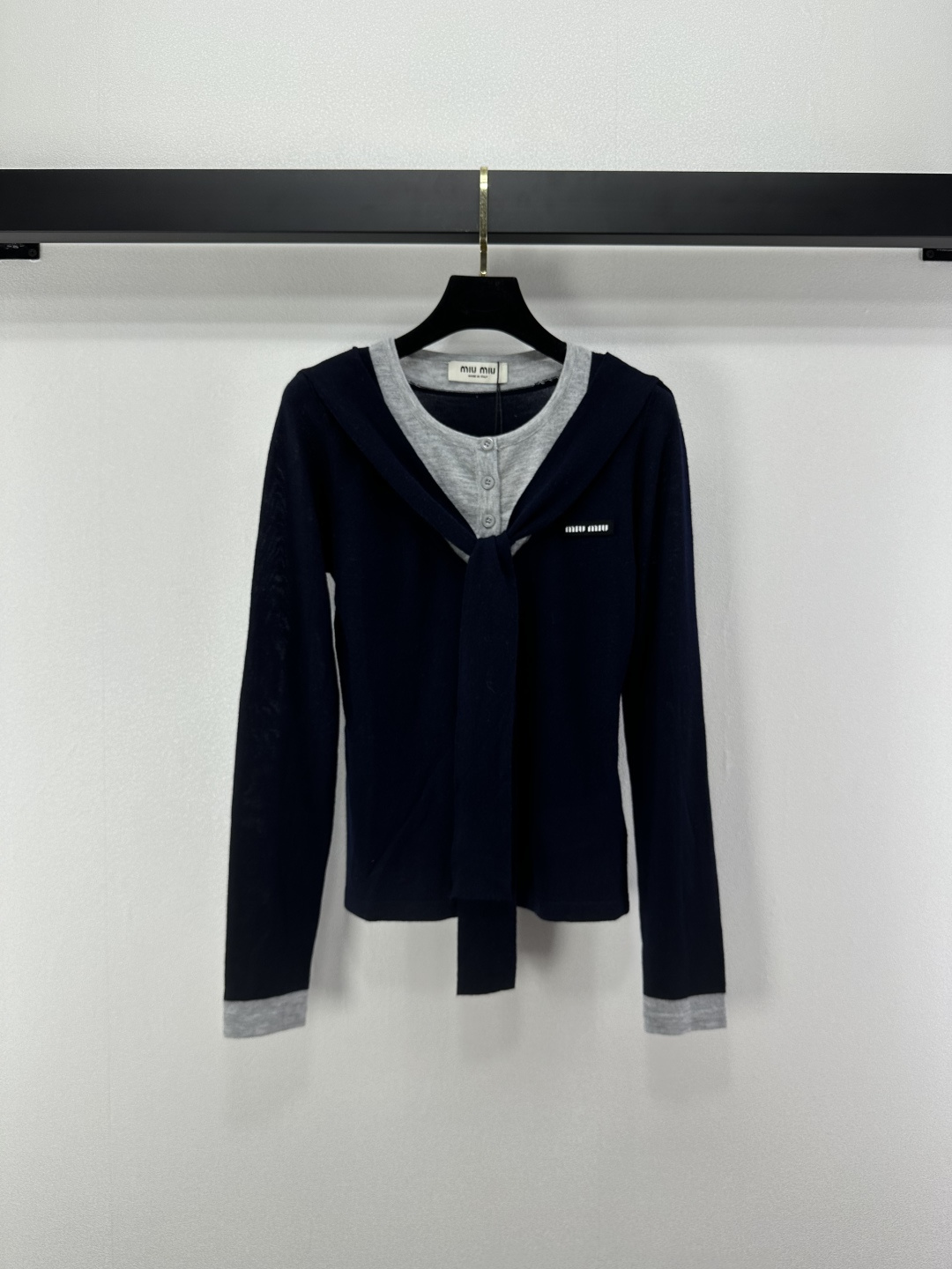 NO:501695,Miumi* new details, new Autumn style spliced ​​lace-up long sleeves, full of high-end lace-up strips, positioning logo logo, thin fabric upper body, fashionable and versatile 3 colors, 3 size SML,,miumiu,alexander wang19860909Miumi*上新细节 秋季新款拼接系带长袖 系带条高级感满满 定位徽标logo 轻薄面料上身显瘦时髦又百搭 3色3码SML,,miumiu,alexander wang,Women's clothing