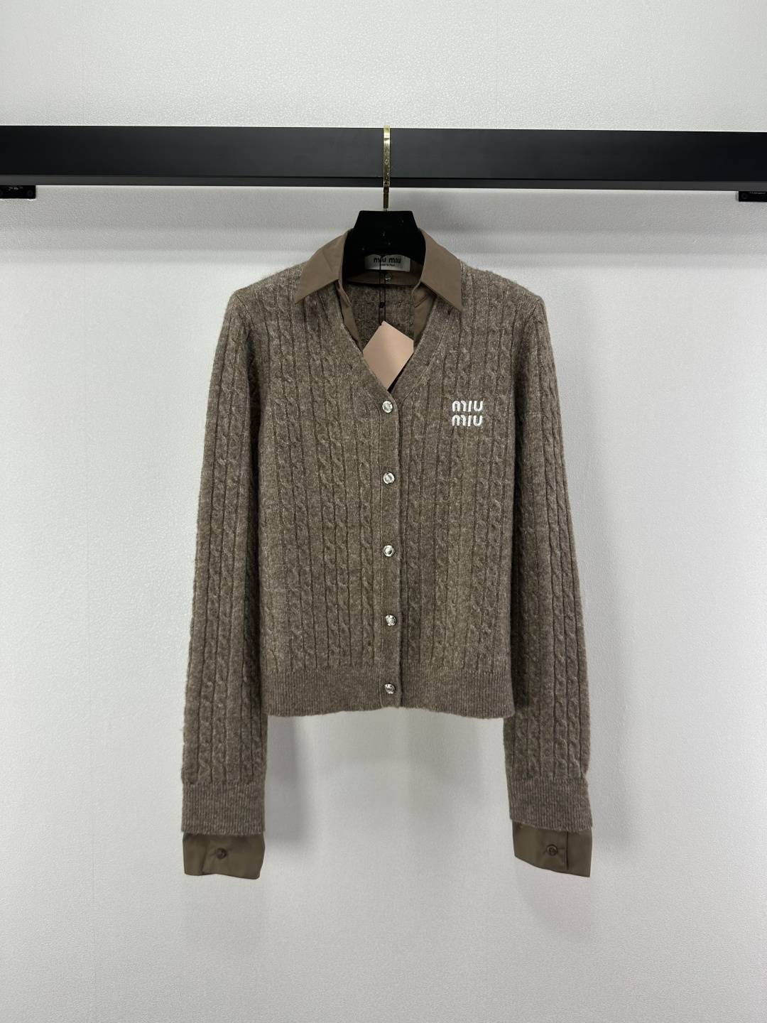 NO:501701,Miumi* new details, new Autumn lapel contrasting long sleeves, spliced ​​shirt collar design, logo embroidery embellishment and embellishment, highlighting the high-end sense of outfit, full of college style, showing a relaxed tone, the first choice for fashionable outfits in all seasons!  2 colors 3 codes SML, miumiu, alexander wang19860909miumi*上新细节 秋季新款翻领撞色长袖 拼接衬衣领设计 logo刺绣点缀修饰 凸显穿搭高级感 学院风满满 尽显松弛调性 四季时尚穿搭首选！ 2色3码SML,,miumiu,alexander wang,Women's clothing