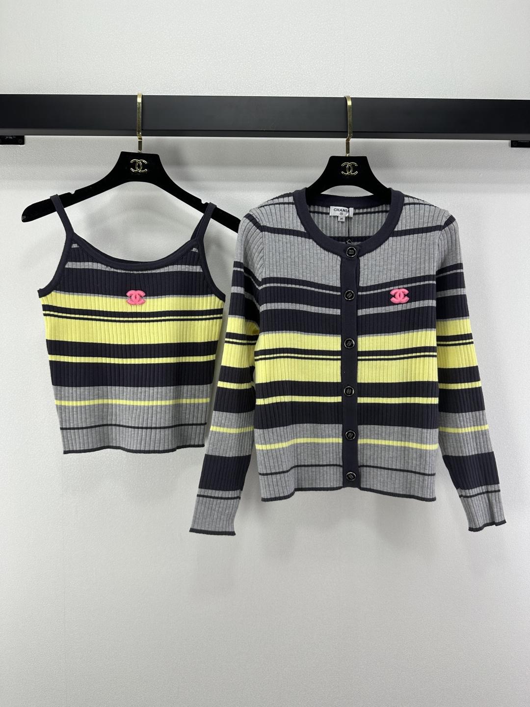 NO:501711,Chane* new details New autumn striped knitted set Customized YB wool yarn woven soft skin-friendly and comfortable Stylish suspender vest + round neck striped cardigan long sleeves Three-dimensional double C logo decoration Retro style strong slim fitting to highlight the body fashionable and fashionable Daily vacation feeling 2 colors 3 size SML, chanel, alexander wang19860909Chane*上新细节 秋季新款条纹针织套装 定制YB羊毛纱线织造柔软亲肤舒适 有型吊带背心+圆领条纹开衫长袖 立体双C徽标装饰 复古风格强烈修身版型突显身材时髦洋气 日常度假感 2色3码SML,,chanel,alexander wang,Women's clothing