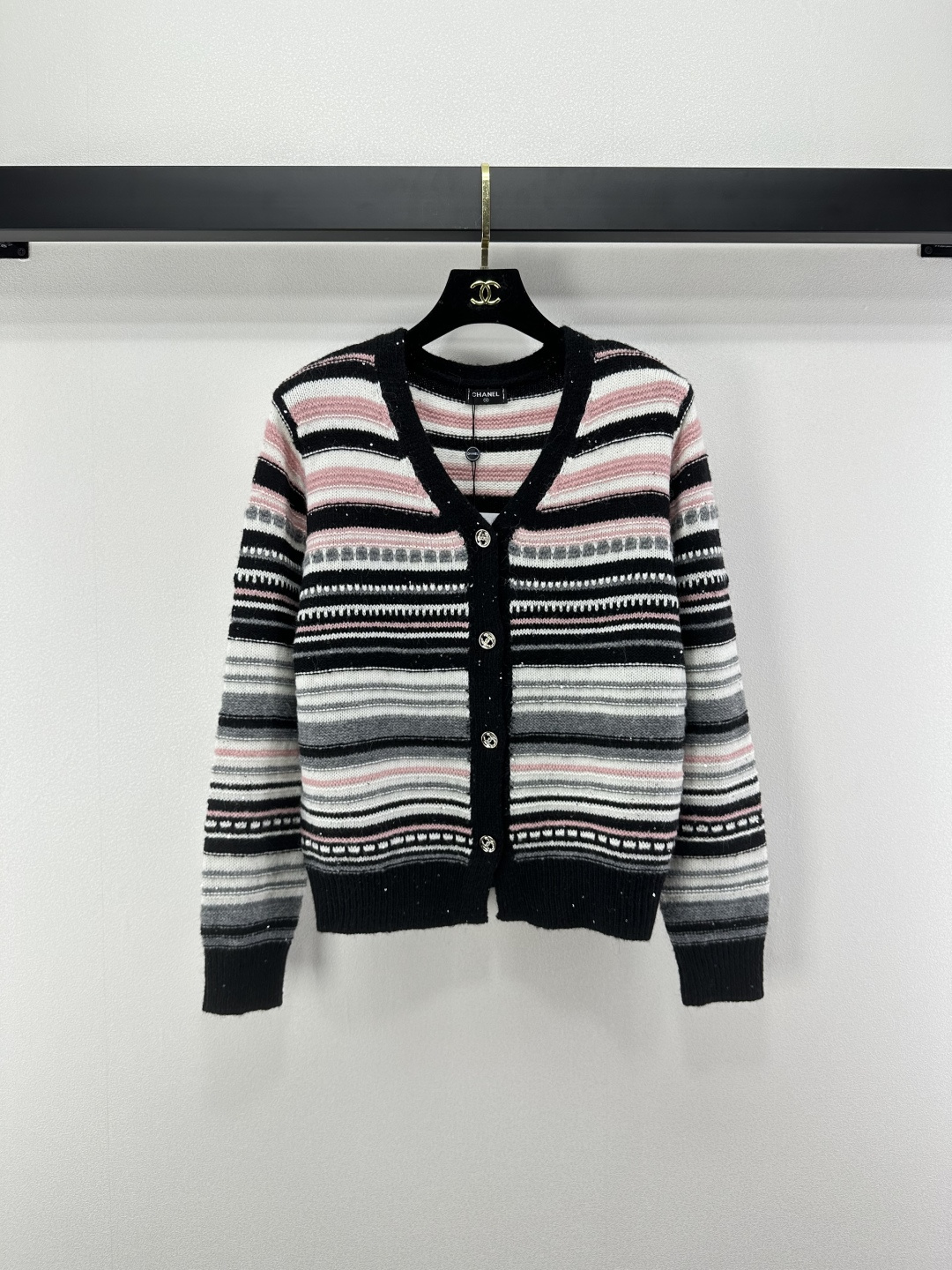 NO:501720,Chane* new details, new autumn and winter series of small fragrance style V-neck cardigan, contrasting wool blend high-end color bead stripes interspersed, the upper body is a perfect feeling of a rich girl!  1 color 3 code SML, chanel, alexander wang19860909Chane*上新细节 秋冬新款系列小香风V领开衫 撞色羊毛混纺高级配色珠片条纹穿插 上身妥妥的富家千金既视感！ 1色3码SML,,chanel,alexander wang,Women's clothing