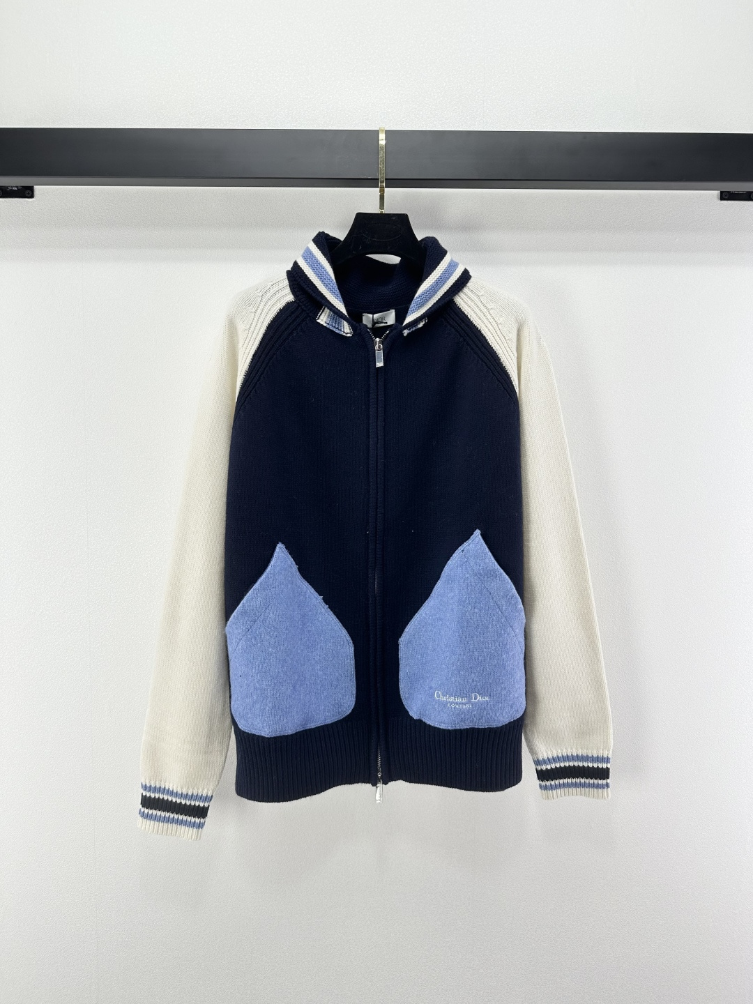 NO:501731,:1 Dior* new details The latest classic color-blocking baseball uniform knitted lapel cardigan zipper jacket high-end white and blue color-blocking long sleeves fashionable modern goddess temperament wool blend imported yarn fabric comfortable long style upper body look slim and tall 1 color 3 size SML, dior, jackets & coats, alexander wang19860909:1 Dior*上新细节 秋冬最新款经典拼色棒球服针织翻领开衫拉链外套高级白蓝拼色长袖 时髦摩登女神气质 羊毛混纺进口纱线面料舒适 长款版型上身显瘦又高挑 1色3码SML,,dior,jackets & coats,alexander wang,Women's clothing