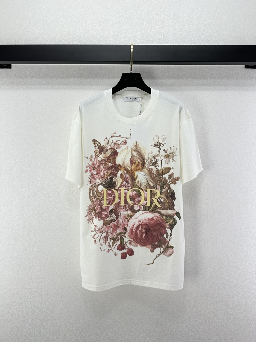 NO:502777,Dio** new details, the new round-neck flower print short-sleeved sleeves in autumn and winter, breathable and comfortable, full texture, loose short-sleeved T-shirt cut, highlighting the brand style, presenting a slim visual effect, large body decorative plant flowers, natural elements, superimposed forest logo font, fairy style uniform and coordinated, brand high-end design sense, single wear and inner wear is brilliant and fashionable, 1 color 3 codes, SML, dior, T-shirt, tees, t-shirt, alexander wang19860909Dio**上新细节 秋冬新品圆领花朵印花短袖 透气舒适 质感十足 宽松短袖T恤裁剪 凸显品牌格调 呈现显瘦视觉效果 大身装饰植物花朵自然元素 叠加森系徽标字体 仙气风格统一协调 品牌高级设计感拉满 单穿内搭都出彩时髦 1色3码SML,,dior,T-shirt,tees，t-shirt,alexander wang,Women's clothing