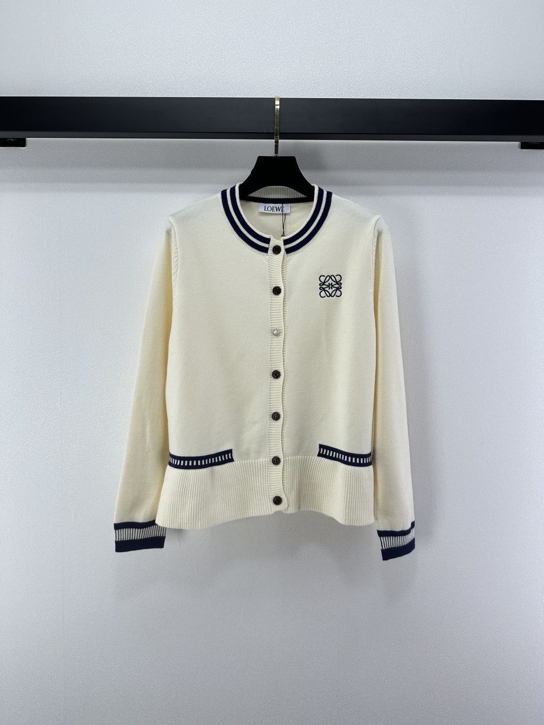 NO:502814,Loew* new details, new contrasting color round neck cardigan in autumn and winter, exquisite and reconciling color, fashionable and atmospheric, the whole piece contrasting color edge craftsmanship, elegant upper body temperament, soft and skin-friendly fabric, white and not picky, 1 color, 3 size SML,,loewe,alexander wang19860909loew*上新细节 秋冬新款撞色圆领开衫 logo精致重撞色时髦大气 整件撞色边工艺 上身气质优雅 面料软糯亲肤 白搭不挑人 1色3码SML,,loewe,alexander wang,Women's clothing