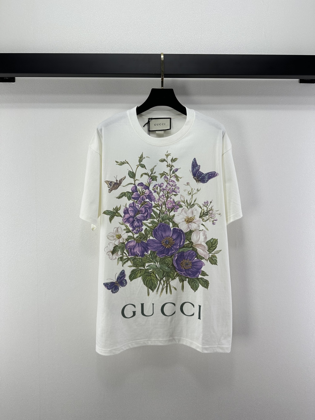 NO:502782,gucc* new details, new round neck flower butterfly printed short sleeves in autumn and winter, breathable and comfortable, full texture, loose short-sleeved T-shirt cut, highlighting the brand style, presenting a slim visual effect, large body decorative butterfly plant flowers, natural elements, superimposed forest logo font, fairy style unified and coordinated, brand high-end design sense, single wear and inner wear is brilliant and fashionable, 1 color 3 codes, gucci, T-shirt,tees, t-shirt,alexander wang19860909gucc*上新细节 秋冬新品圆领花朵蝴蝶印花短袖 透气舒适 质感十足 宽松短袖T恤裁剪 凸显品牌格调 呈现显瘦视觉效果 大身装饰蝴蝶植物花朵自然元素 叠加森系徽标字体 仙气风格统一协调 品牌高级设计感拉满 单穿内搭都出彩时髦 1色3码SML,,gucci,T-shirt,tees，t-shirt,alexander wang,Women's clothing