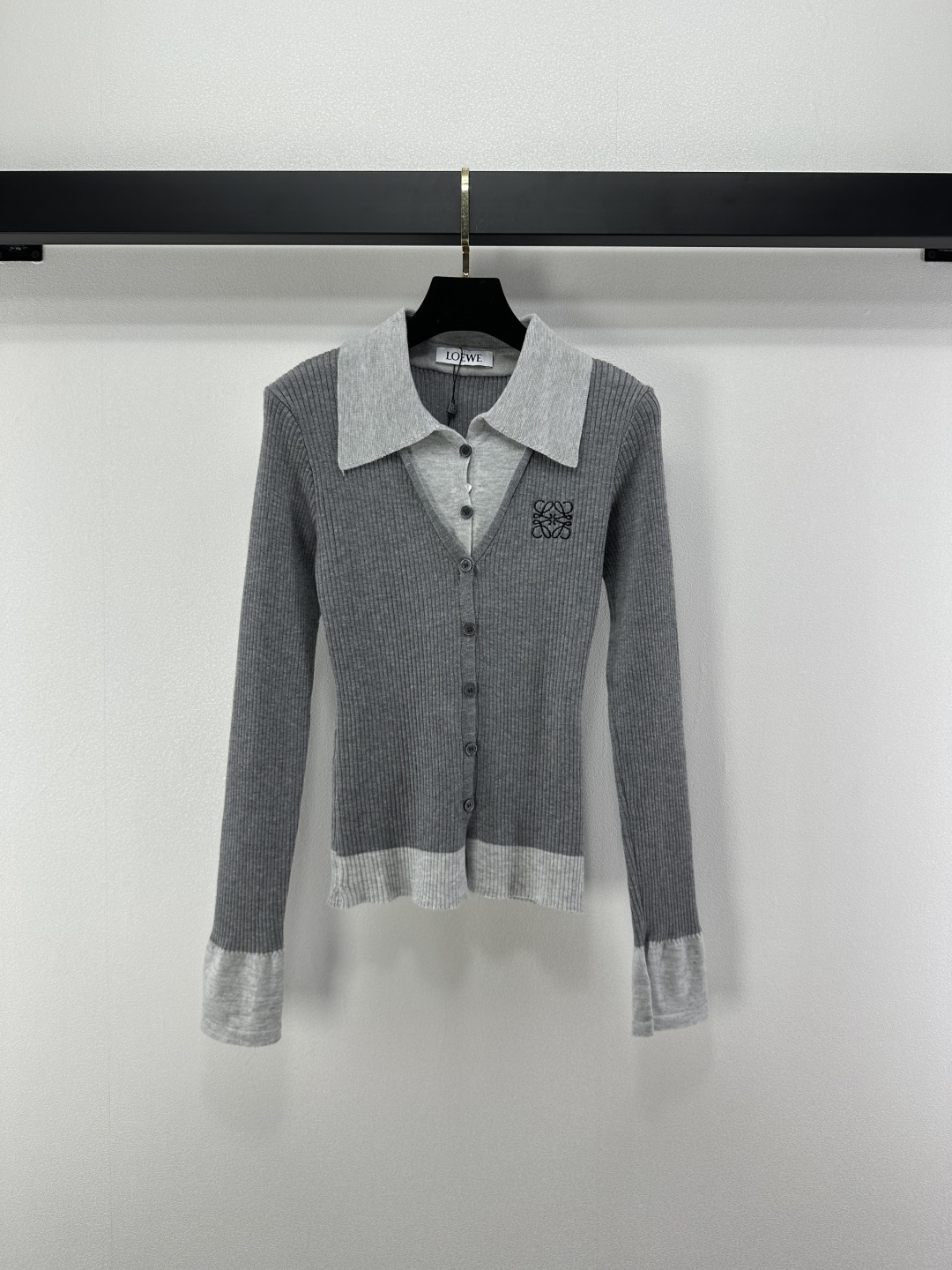 NO:502790,New details on Loew*. New knitted fake two-piece contrasting color long-sleeved lapel with small sexy design. Customized totem iconic logo!  versatile and not picky about people 1 color 3 code SML, loewe, alexander wang19860909Loew*上新细节 早秋新款针织假两件撞色长袖翻领假两件设计小性感 定制图腾标志性logo！百搭不挑人 1色3码SML,,loewe,alexander wang,Women's clothing