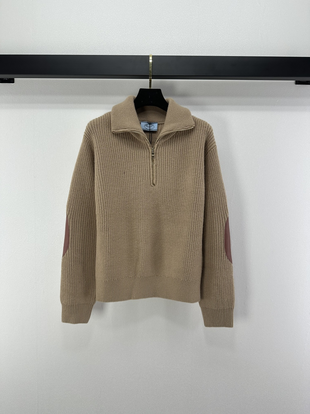 NO:501721,New details on Prad*. New autumn lapel semi-zipper long sleeves. Customized YB blended knitted material. Skin-friendly and soft, dense and delicate. Long-sleeved shoulder lapel long sleeves. The overall college’s elite atmosphere is full of arm emblem embellishment. Echo the brand’s luxury tone. Slim fit style design makes the outfit look slim and fashionable. 2 colors and 3 codes. SML, prada, alexander wang19860909Prad*上新细节 秋季新款翻领半拉链长袖 定制YB混纺针织材质 亲肤软糯 密实细腻 正肩翻领长袖版型 整体学院精英氛围感十足 手臂徽布点缀 呼应品牌奢华调性 修身版型设计 让穿搭显瘦而时髦 2色3码SML,,prada,alexander wang,Women's clothing