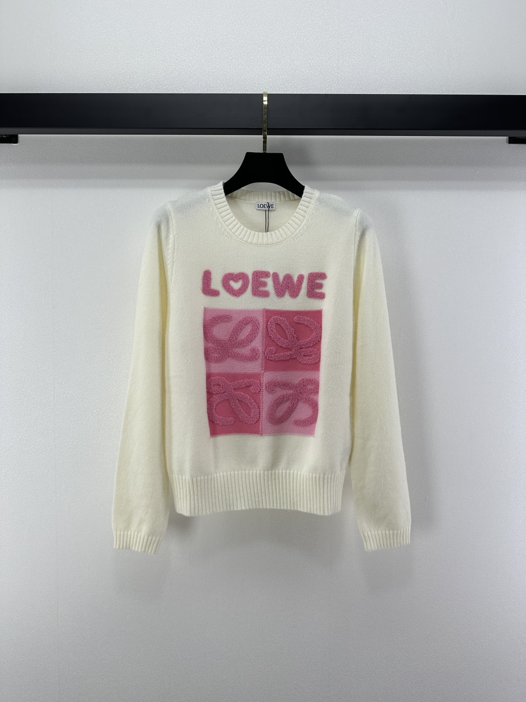 NO:501723,Loewe* new details, new contrasting color pullover sweater in autumn and winter, pink contrasting color logo reduces age temperament, loose style and strong inclusiveness, can be paired with skirts or shorts, 2 colors and 3 sizes SML,,loewe, skirts, shorts, sweaters, alexander wang19860909Loewe*上新细节 秋冬新款撞色套头毛衣 粉嫩撞色logo减龄气质 宽松版型包容性强 搭配半裙或短裤都可 2色3码SML,,loewe,skirts,shorts,sweaters,alexander wang,Women's clothing