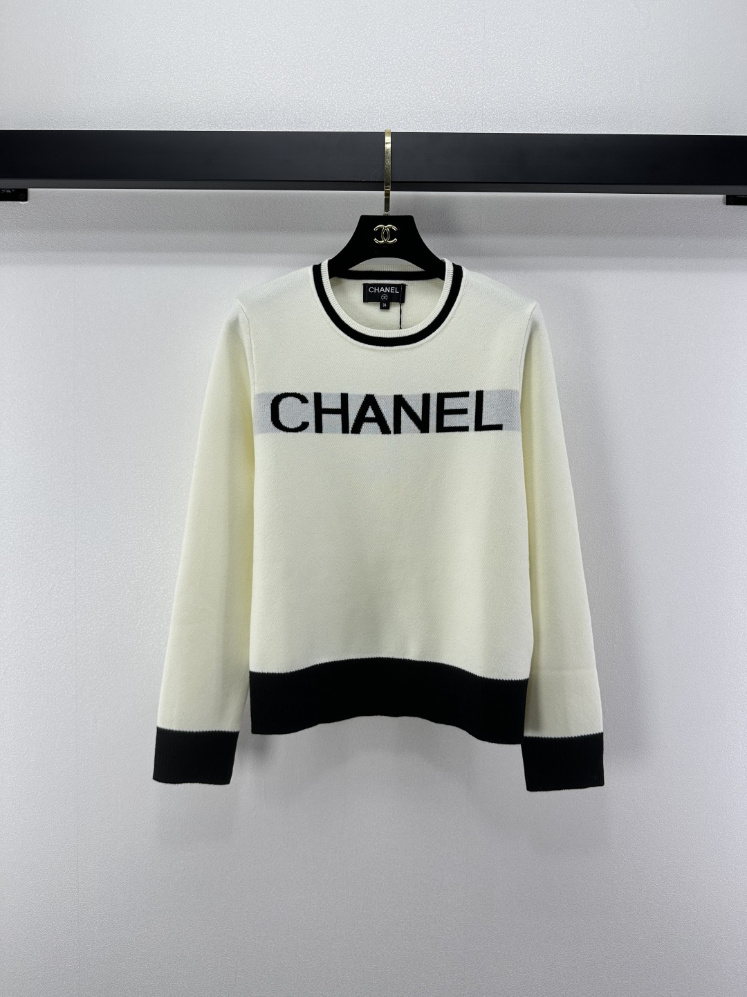 NO:501725,Chane* New Details The latest letter jacquard striped knitted long sleeves in autumn and winter!  Customized YB wool yarn weaving, soft and comfortable, fashionable and slim, showing the brand tone, and the logo contrasts the classic and durable!  2 colors 3 codes SML, chanel, alexander wang19860909Chane*上新细节 秋冬最新字母提花条纹针织长袖！定制YB羊毛纱线织造 柔软舒适 洋气显瘦彰显品牌调性 logo撞色经典耐看！ 2色3码SML,,chanel,alexander wang,Women's clothing