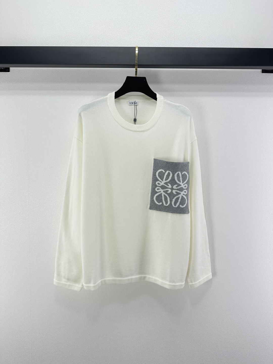 NO:501729,Loew* new details, new autumn and winter logo pullover sweater, classic black and gray color, large pockets on the chest, fashionable and convenient, jacquard logo exquisite, loose style and strong inclusiveness, useless and not picky, 2 colors and 3 sizes, SML, loewe, sweaters, alexander wang19860909Loew*上新细节 秋冬新款logo套头毛衣 经典黑灰双色 胸前大口袋设计时髦便捷 提花logo精致 宽松版型包容性强 白搭不挑人 2色3码SML,,loewe,sweaters,alexander wang,Women's clothing