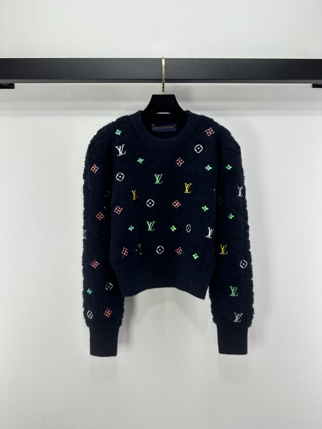 NO:502785,Lv New details, new autumn and winter letters, old-fashioned lamb fur round neck long-sleeved sweater!  Full print color jacquard classic atmospheric, full of grey temperament, high-end feel, can also be worn alone, fully texture, versatile and casual, 2 colors, 3 size SML,, louis vuitton, sweaters, alexander wang19860909Lv 上新细节 秋冬新品字母老花羊羔毛圆领长袖毛衣！满印彩色提花经典大气 气质灰满满的高级感 单穿也可 尽显质感 百搭又休闲 2色3码SML,,louis vuitton,sweaters,alexander wang,Women's clothing