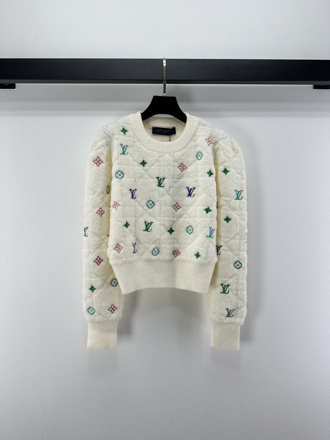 NO:502780,Lv New details, new autumn and winter letters, old-fashioned lamb fur round neck long-sleeved sweater!  Full print color jacquard classic atmospheric, full of grey temperament, high-end feel, can also be worn alone, fully texture, versatile and casual, 2 colors, 3 size SML,, louis vuitton, sweaters, alexander wang19860909Lv 上新细节 秋冬新品字母老花羊羔毛圆领长袖毛衣！满印彩色提花经典大气 气质灰满满的高级感 单穿也可 尽显质感 百搭又休闲 2色3码SML,,louis vuitton,sweaters,alexander wang,Women's clothing