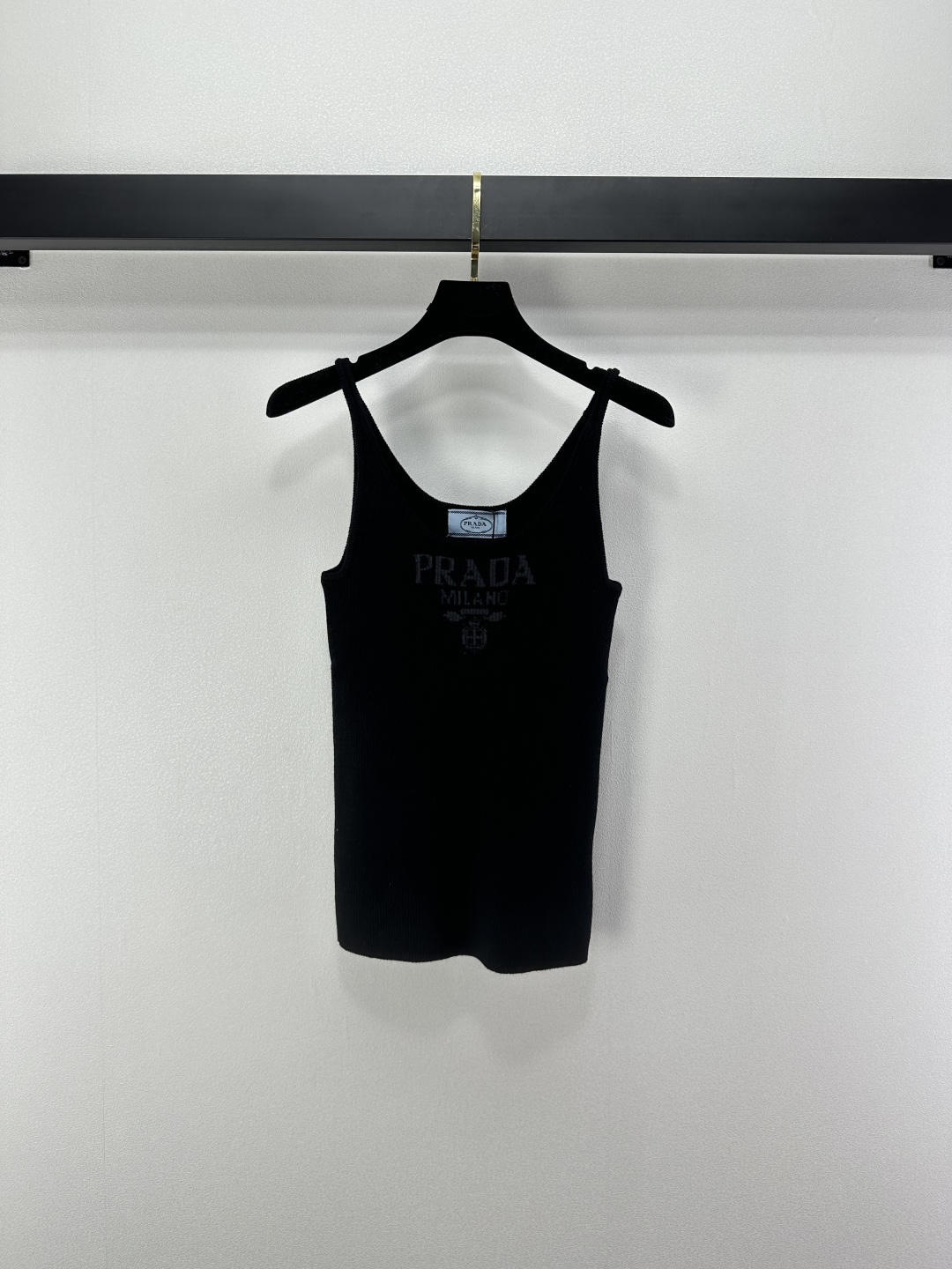 NO:501722,New details on Prad*, new autumn suspender letter logo knitted vest, classic chest logo inlay, simple slim fit, unique contrasting letter logo matching super fashionable and versatile, high-quality gray color matching, 2 colors and 3 codes SML,,prada,alexander wang19860909Prad*上新细节 秋季新款吊带字母logo针织背心 胸口经典logo嵌花 简洁修身版型 别致撞色字母logo搭配超级时髦百搭 高级灰配色 2色3码SML,,prada,alexander wang,Women's clothing