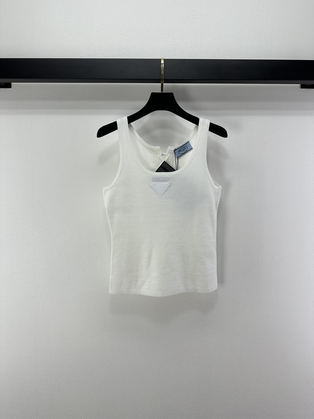 NO:501724,Prad* New details, new autumn triangle knitted vest, back strap design and logo elements are simple and high-end!  versatile and not picky 2 colors 3 codes SML, prada, alexander wang19860909Prad* 上新细节 秋季新款三角标针织背心 后背绑带设计搭配logo元素简约又高级！百搭不挑人 2色3码SML,,prada,alexander wang,Women's clothing