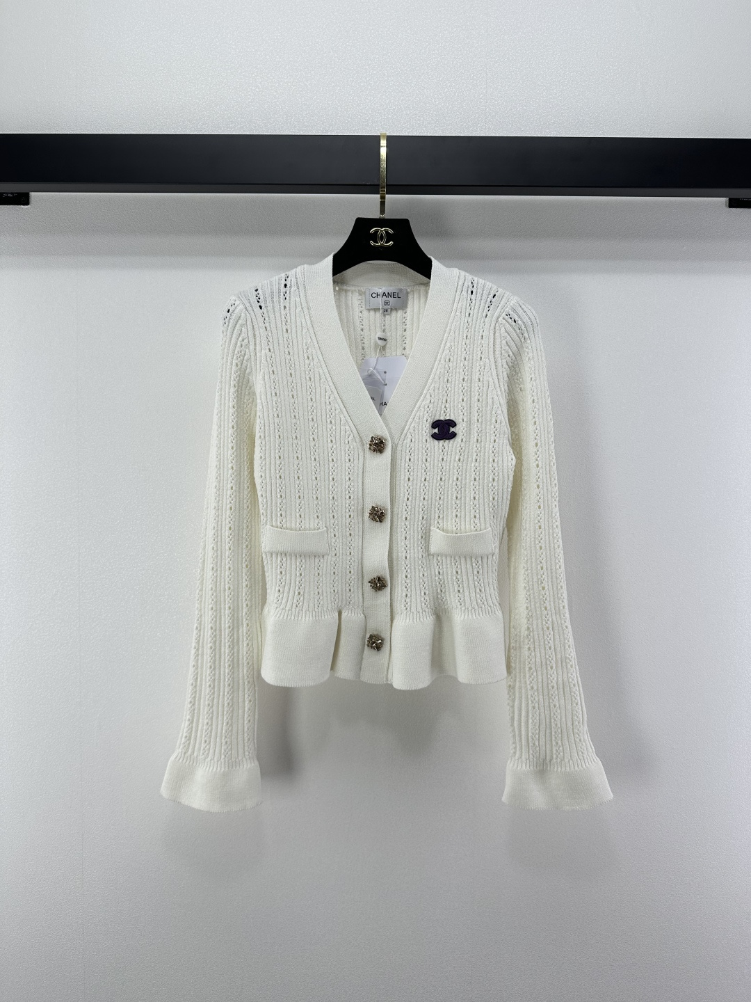 NO:502795,Chane* new details New autumn ruffled cardigan Delicate and cold tinsel fabric is very comfortable to wear, customized buttons Comfortable waist-hugging design, the small lace on the hem of the clothes is full of heart, very suitable for dates 2 colors 3 size SML, chanel, alexander wang19860909Chane*上新细节 秋季新款荷叶边开衫 细腻冰凉的天丝面料穿着非常舒适,定制纽扣 舒适度贼好的收腰设计,衣摆的小花边少女心满满当当,非常适合约会 2色3码SML,,chanel,alexander wang,Women's clothing