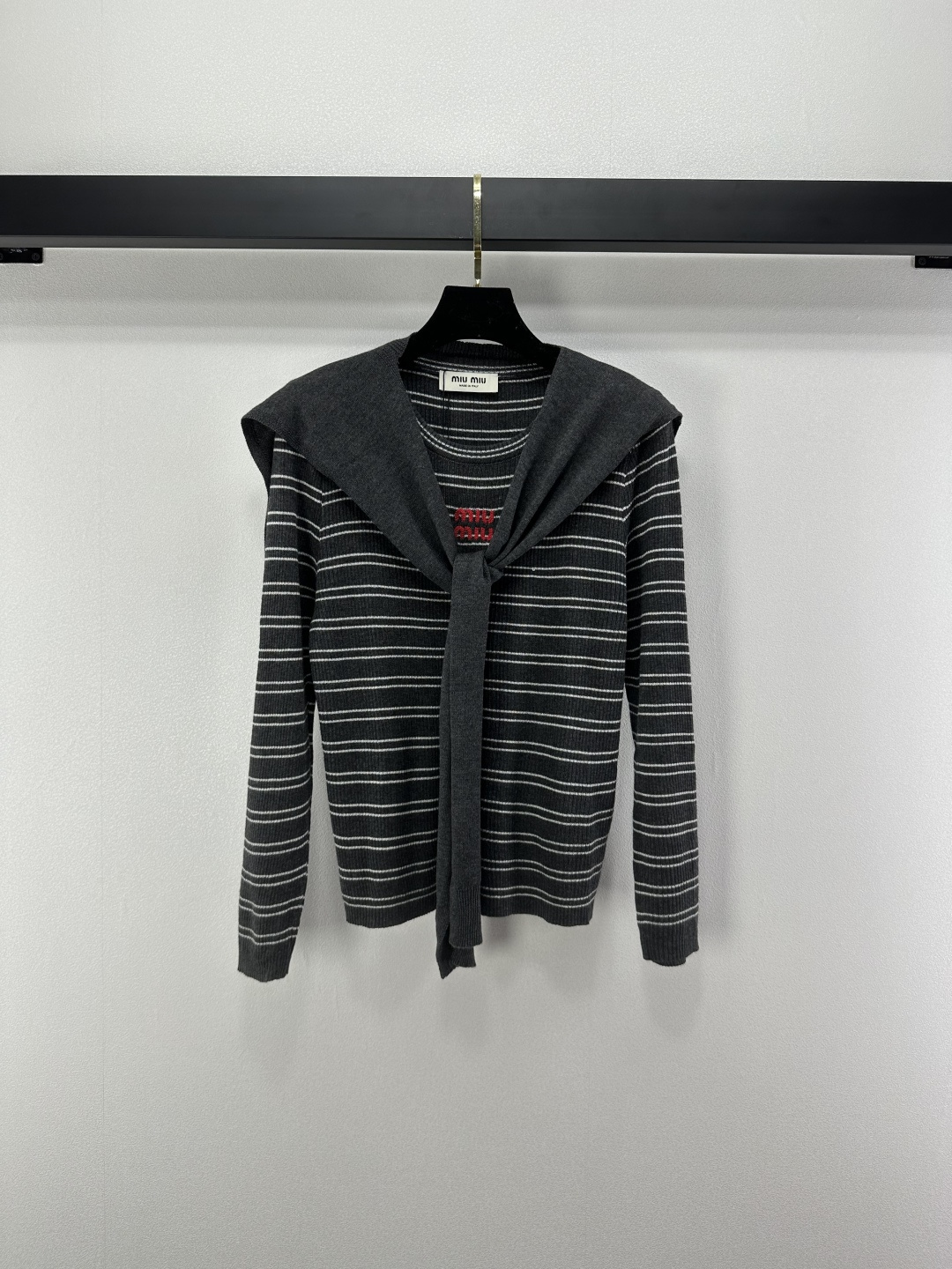 NO:502800,Miumi* new details, new autumn two-piece set of shawls long sleeves, detachable shawls, the upper body is particularly elegant, contrasting striped logo logo, classic and fashionable and versatile!  Autumn fabric comfortable 2 colors 3 size SML, miumiu, shawls, alexander wang19860909miumi*上新细节 秋季新款两件套披肩长袖 可拆卸披肩 上身特别显气质 撞色条纹款logo徽标经典时尚百搭！秋日面料舒适 2色3码SML,,miumiu,shawls,alexander wang,Women's clothing