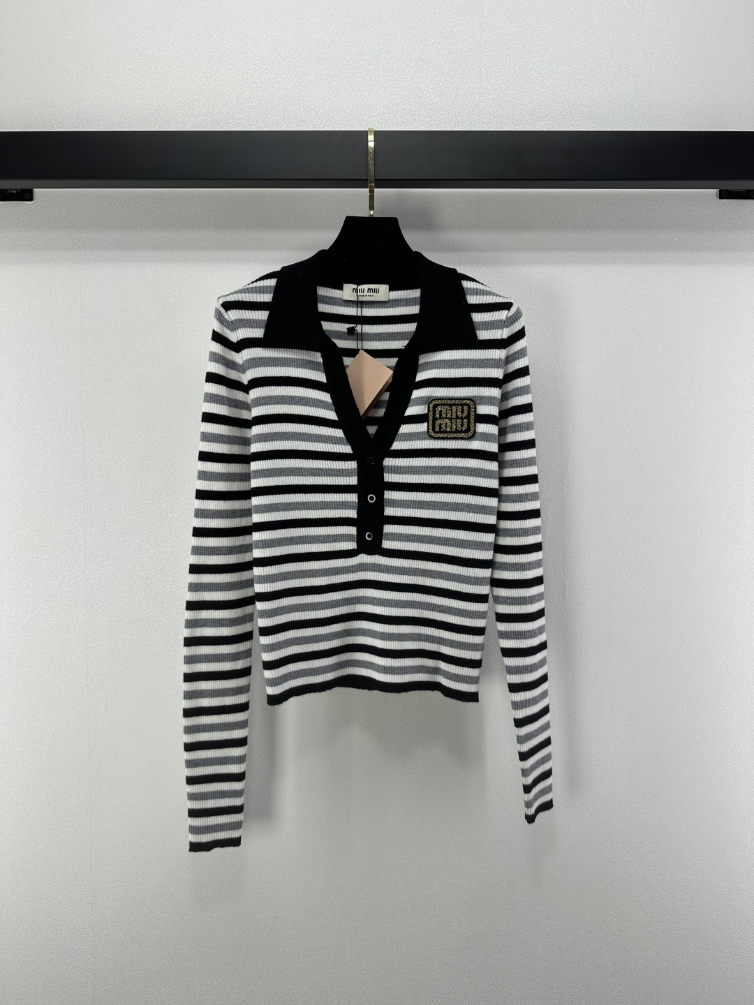 NO:502805,New details on MiuMi* The latest knitted striped lapel long sleeves in autumn and winter!  Imported yarn weaving, comfortable to wear, soft and delicate, letters and logos on the chest, highlight the brand tone, the three-color striped texture of ready-to-wear shows temperament and retro style, and adds an elegant atmosphere to the upper body!  2 colors 3 codes SML, miumiu, alexander wang19860909MiuMi*上新细节 秋冬最新针织条纹翻领长袖！进口纱线织造 穿搭舒适 柔软细腻 胸前字母徽标装点 彰显品牌调性 成衣三色条纹肌理交替 展现气质复古风格 上身增添优雅气息！ 2色3码SML,,miumiu,alexander wang,Women's clothing