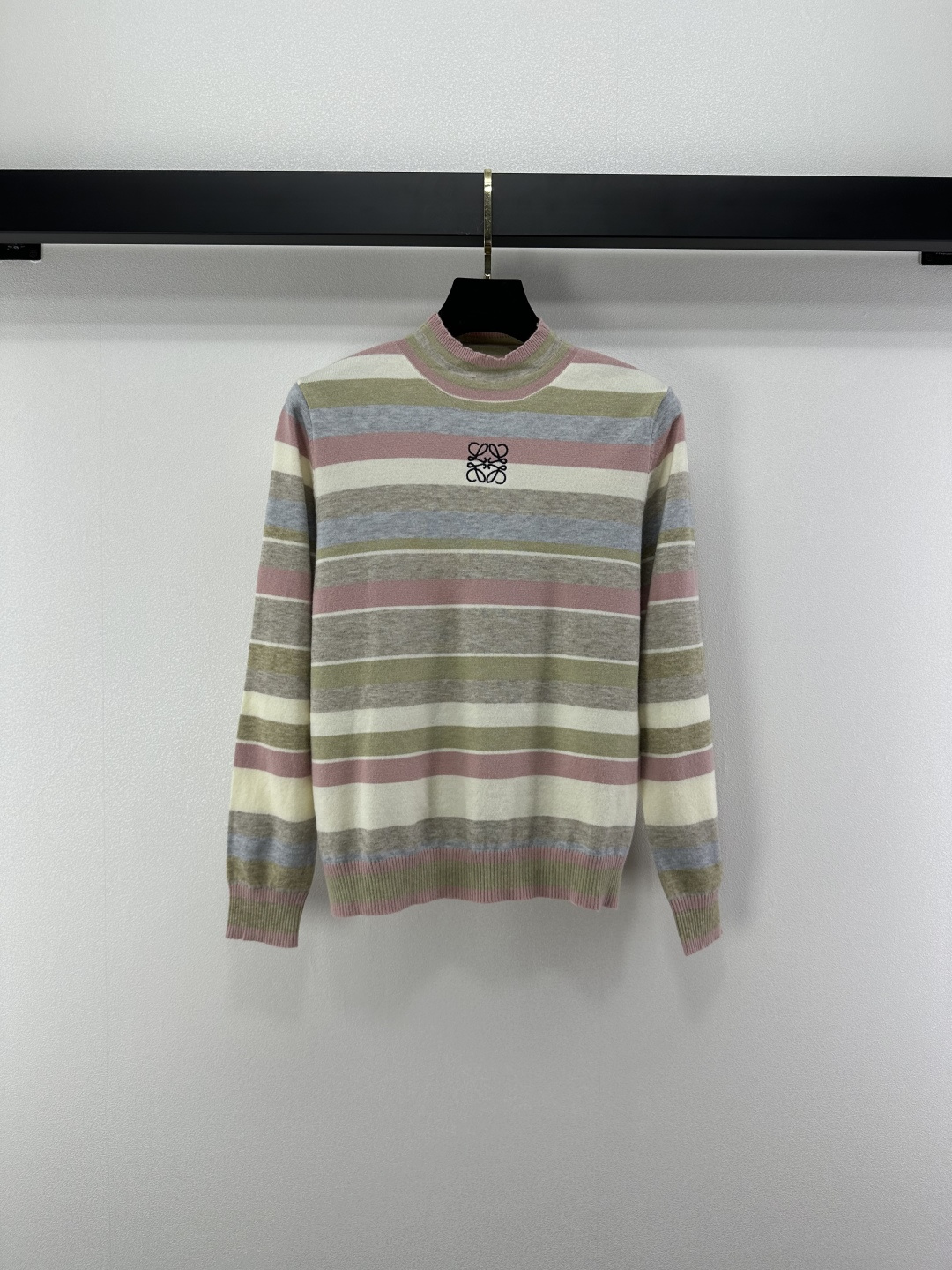 NO:502809,Loew* new details, new autumn half-high neck long sleeves, customized YB wool yarn weaving, high-quality and comfortable texture, round neck knitted cardigan long sleeves, multi-color stripes and patterns all over the body, full of youthfulness, more lively style, embroidered letter logo, highlights the brand personality, highlights the high-end feeling of outfits, design echoes and coordinates, showing relaxed tone, light luxury and fashionable temperament, can be worn alone, the first choice for fashionable outfits in all seasons, 2 colors and 3 codes, loewe, alexander wang19860909loew*上新细节 秋季新款半高领长袖 定制YB羊毛纱线织造 质感高级舒适 圆领针织开衫长袖 通体多色条纹纹路交织 青春感满溢 更显风格活泼 刺绣字母徽标 彰显品牌个性 凸显穿搭高级感 设计呼应协调 尽显松弛调性 轻奢时髦气质 单穿叠穿均可 四季时尚穿搭首选 2色3码SML,,loewe,alexander wang,Women's clothing