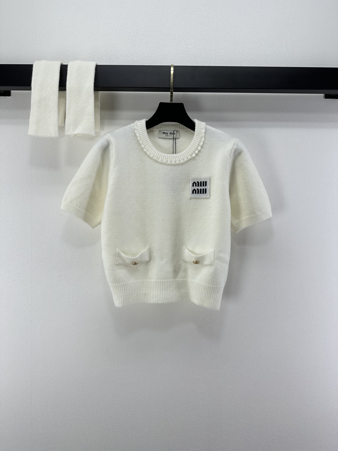 NO:502787,Miu Mi* New details, new knitted two-piece set of lace long sleeves in autumn and winter, pink and white with super high color saturation, making the skin look white, the perfect versatile king!  The details of the embroidery logo are also very important. The texture is super-sense and comes with a high-end atmosphere. 2 colors and 3 codes SML, miumiu, alexander wang19860909Miu Mi* 上新细节 秋冬新款针织两件套花边长袖 色彩饱和度超高的粉色白色巨显肤白 妥妥的百搭王 ！刺绣小logo细节也很加分 肌理感超强的效果自带高级氛围 2色3码SML,,miumiu,alexander wang,Women's clothing