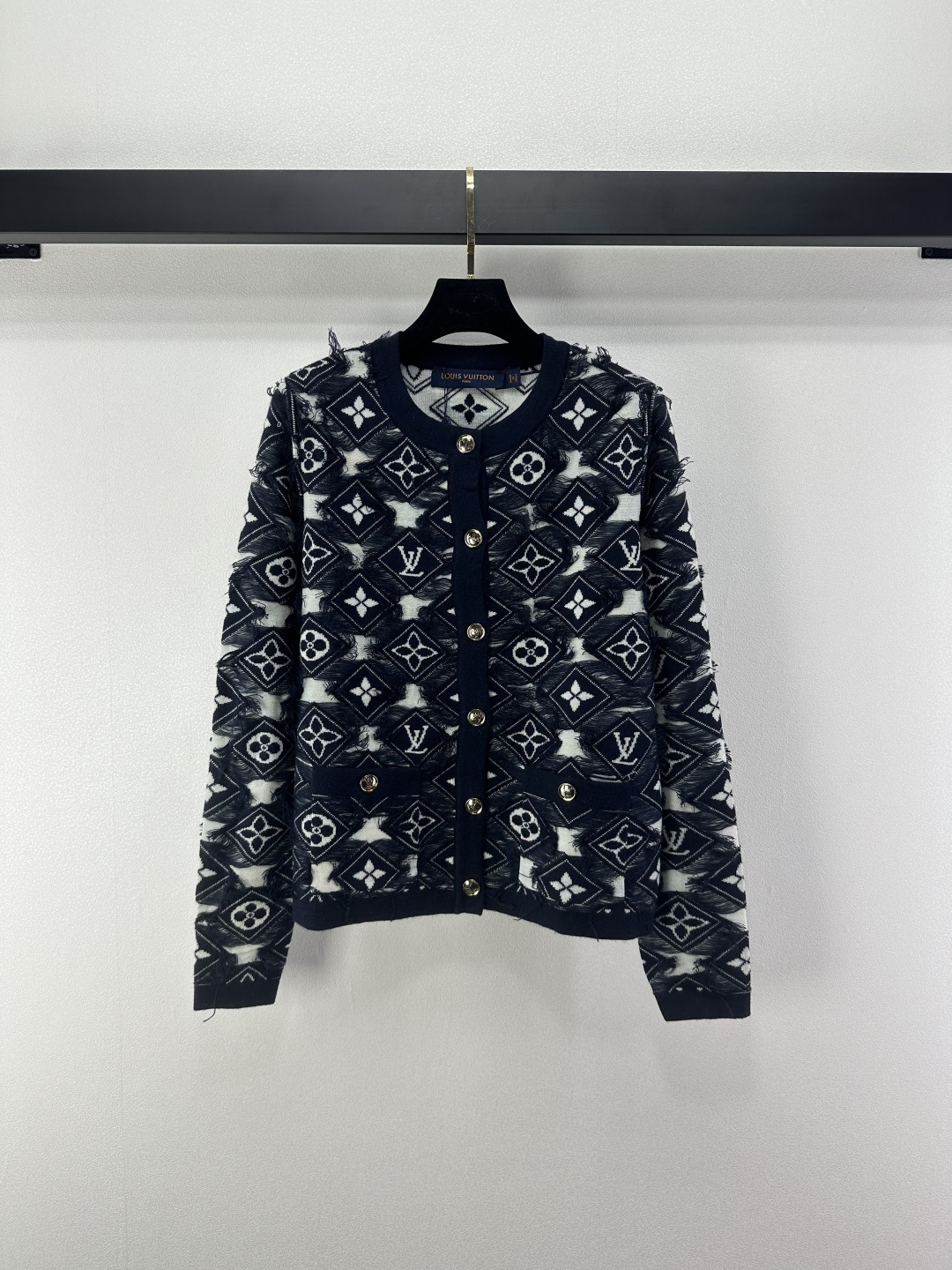 NO:501726,New details on Lv*. New autumn and winter style tassel whiskers full-print round-neck cardigan. The wool material is visible to the naked eye. The texture is excellent. Create a famous style model. Luxurious and elegant. The body fleece tassel edge decoration. Full-print logo pattern. Elegant and charming. The first choice for fashionable and exquisite outfits. 1 color and 3 codes. SML,,louis vuitton,alexander wang.19860909Lv*上新细节 秋冬新款流苏毛须满印圆领开衫 毛料肉眼可见 质感上乘 打造名媛风典范 奢华不失雅致 衣身毛絮流苏边装饰 满印logo图案 优雅迷人 时髦精穿搭首选 1色3码SML,,louis vuitton,alexander wang,Women's clothing