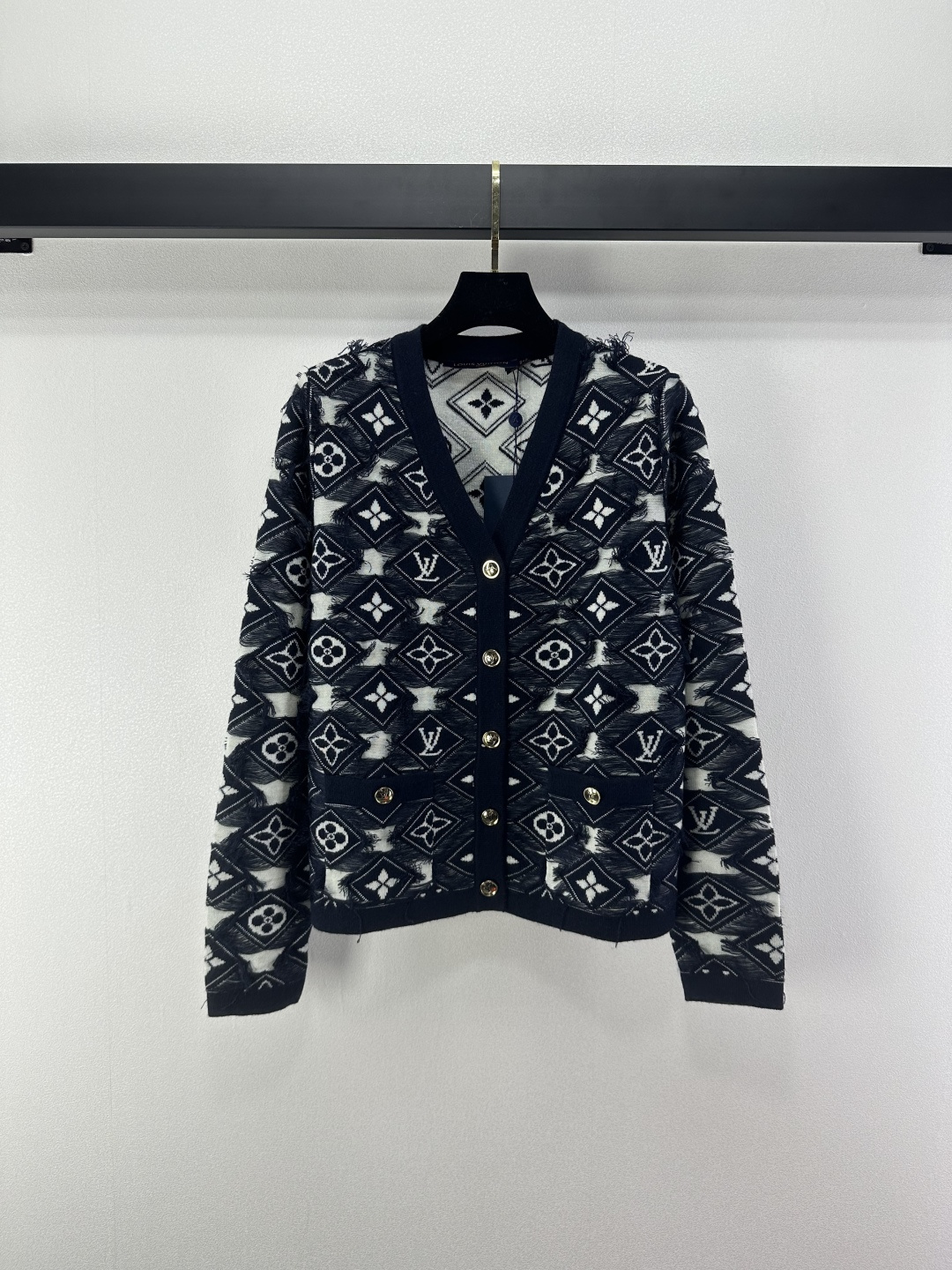 NO:501728,New details on Lv*. New autumn and winter style tassel whiskers full-print v-neck cardigan. The wool material is visible to the naked eye. The texture is excellent. Create a famous style model. Luxurious and elegant. The fur fur fur fur fur fur fur fur fur fur fur fur fur fur fur fur fur fur fur fur fur fur fur fur fur pattern. Elegant charm. The first choice for fashionable and exquisite outfits. 1 color and 3 codes. SML, louis vuitton, alexander wang19860909Lv*上新细节 秋冬新款流苏毛须满印v领开衫 毛料肉眼可见 质感上乘 打造名媛风典范 奢华不失雅致 衣身毛絮流苏边装饰 满印logo图案 优雅迷人 时髦精穿搭首选 1色3码SML,,louis vuitton,alexander wang,Women's clothing