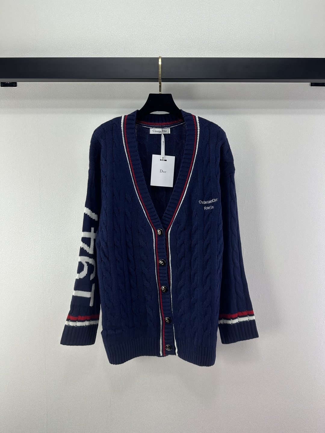 NO:502792,Dio* new details New autumn and winter tennis sporty style knitted v-neck cardigan!  The temperament V-neck has a short slit on both sides, with a loose and versatile style. It is not picky about people. It has a high-end blue, white and red French style temperament. It has imported high-end pure cotton yarn. The double weaving process of Swiss machine, making the upper body look slim and tall!  2 colors 3 codes SML, dior, alexander wang19860909Dio*上新细节 秋冬新款网球运动风针织v领开衫！气质V领两侧开叉前短后长宽松版型百搭不挑人,高级蓝白红调法式学院风气质,进口高支纯棉纱线瑞士机双织工艺,上身显瘦又高挑！ 2色3码SML,,dior,alexander wang,Women's clothing