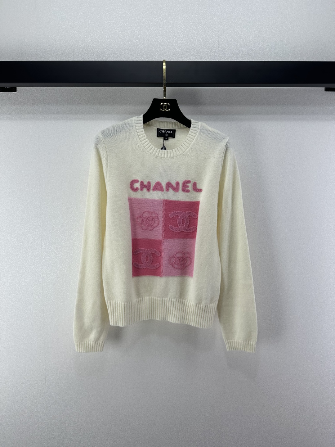 NO:501736,Chane* new details, new contrasting color pullover round neck sweater in autumn and winter, pink contrasting color logo to reduce age, loose style and strong inclusiveness, can be matched with skirts or shorts, 2 colors and 3 sizes SML, chanel, skirts, shorts, sweaters, alexander wang19860909Chane*上新细节 秋冬新款撞色套头圆领毛衣 粉嫩撞色logo减龄气质 宽松版型包容性强 搭配半裙或短裤都可 2色3码SML,,chanel,skirts,shorts,sweaters,alexander wang,Women's clothing
