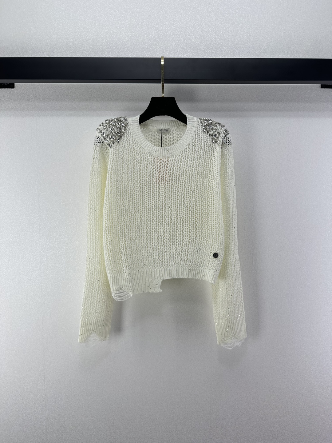 NO:502797,MiuMi* new details, new beaded hollow long sleeves in autumn, embellished and decorated with beads on the shoulders, hollow irregular hem, with shoulder pads, slim and easy to match with, full of girlishness, full of style and body, showing a relaxed tone, highlighting the light luxury and fashionable temperament!  2 colors 3 codes SML, miumiu, alexander wang19860909MiuMi*上新细节 秋季新款钉珠镂空长袖 肩部珠串点缀修饰 镂空不规则下摆 自带垫肩 上身显瘦随意搭配都好看 少女感满满 版型包容身材 尽显松弛调性 凸显轻奢时髦气质！ 2色3码SML,,miumiu,alexander wang,Women's clothing