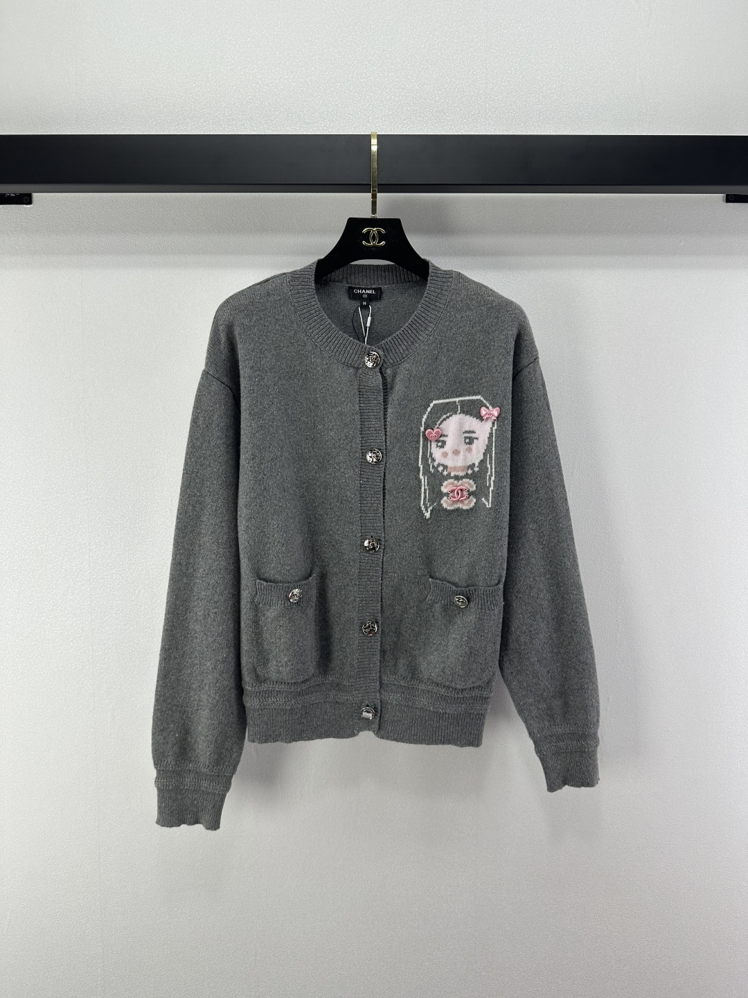 NO:502802,Chane* new details, new knitted round neck cardigan long sleeves, brand cartoon characters yb mold logo hardware embellishment, classic simple daily versatile 2 colors 3 codes SML, chanel, alexander wang19860909Chane*上新细节 秋冬新款针织圆领开衫长袖 品牌卡通人物yb开模logo五金点缀 经典简约日常百搭 2色3码SML,,chanel,alexander wang,Women's clothing