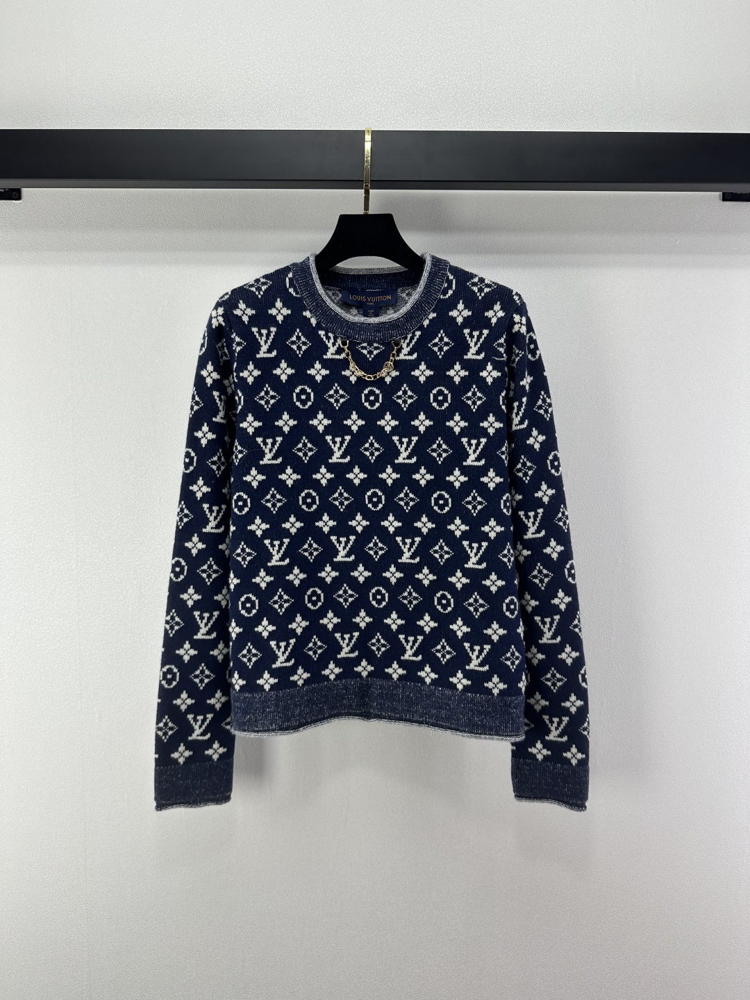 NO:502807,New details on LV* The latest grey Danny series in autumn knitted long sleeves!  Classic monogram jacquard gray-white contrasting colors, contrasting collar and cuffs echo the fashionable atmosphere. Metal chain design, German machine barrel jacquard double weaving technology, and the blended yarn texture is excellent!  A rich and beautiful woman must come in!  The classic H-style style is not picky about people, and it looks slim with huge upper body!  2 color 3 code SML, louis vuitton, alexander wang19860909LV*上新细节 秋季最新灰色系丹尼系列 针织长袖！经典monogram提花灰白撞色,撞色领口袖口呼应再添时髦气息.金属链条设计,徳国机圆桶提花双织工艺,混纺纱线质感超赞！白富美必入！经典H版型不挑人上身巨显瘦！ 2色3码SML,,louis vuitton,alexander wang,Women's clothing