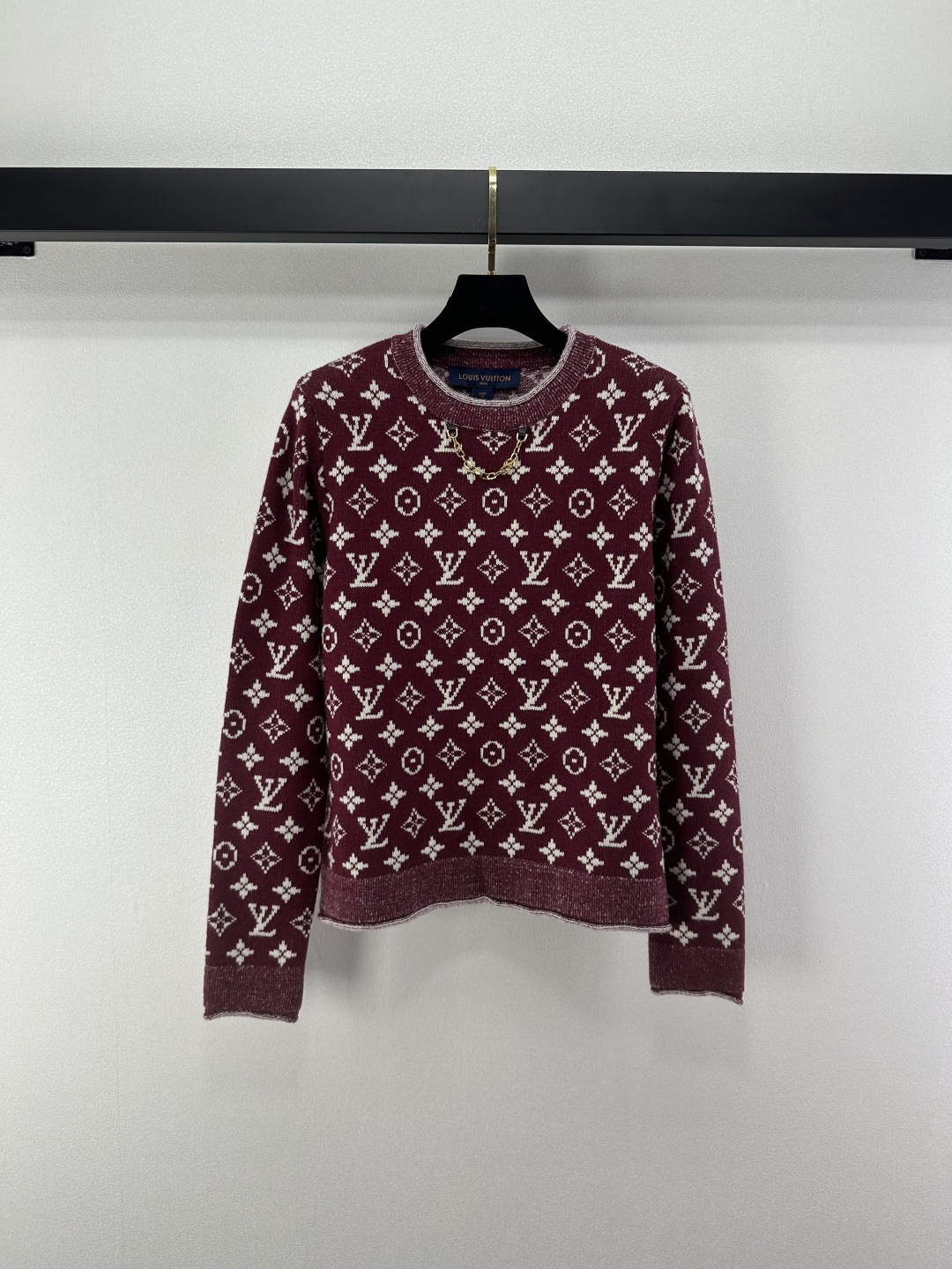 NO:502810,New details on LV* The latest grey Danny series in autumn knitted long sleeves!  Classic monogram jacquard gray-white contrasting colors, contrasting collar and cuffs echo the fashionable atmosphere. Metal chain design, German machine barrel jacquard double weaving technology, and the blended yarn texture is excellent!  A rich and beautiful woman must come in!  The classic H-style style is not picky about people, and it looks slim with huge upper body!  2 color 3 code SML, louis vuitton, alexander wang19860909LV*上新细节 秋季最新灰色系丹尼系列 针织长袖！经典monogram提花灰白撞色,撞色领口袖口呼应再添时髦气息.金属链条设计,徳国机圆桶提花双织工艺,混纺纱线质感超赞！白富美必入！经典H版型不挑人上身巨显瘦！ 2色3码SML,,louis vuitton,alexander wang,Women's clothing