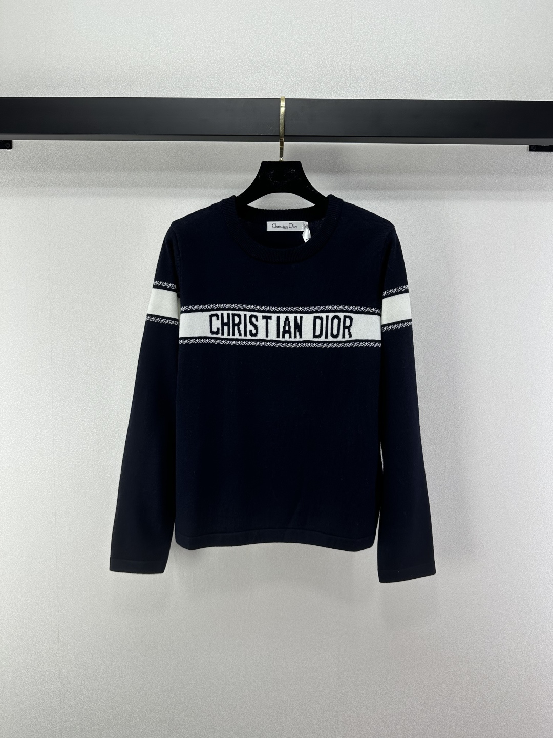 NO:502815,New details on Dio* The latest letter jacquard striped knitted long sleeves in autumn and winter!  Customized YB wool yarn weaving, soft and comfortable, fashionable and slim, showing the brand tone, and the logo contrasts the classic and durable!  3 color 3 code SML, dior, alexander wang19860909Dio*上新细节 秋冬最新字母提花条纹针织长袖！定制YB羊毛纱线织造 柔软舒适 洋气显瘦彰显品牌调性 logo撞色经典耐看！ 3色3码SML,,dior,alexander wang,Women's clothing