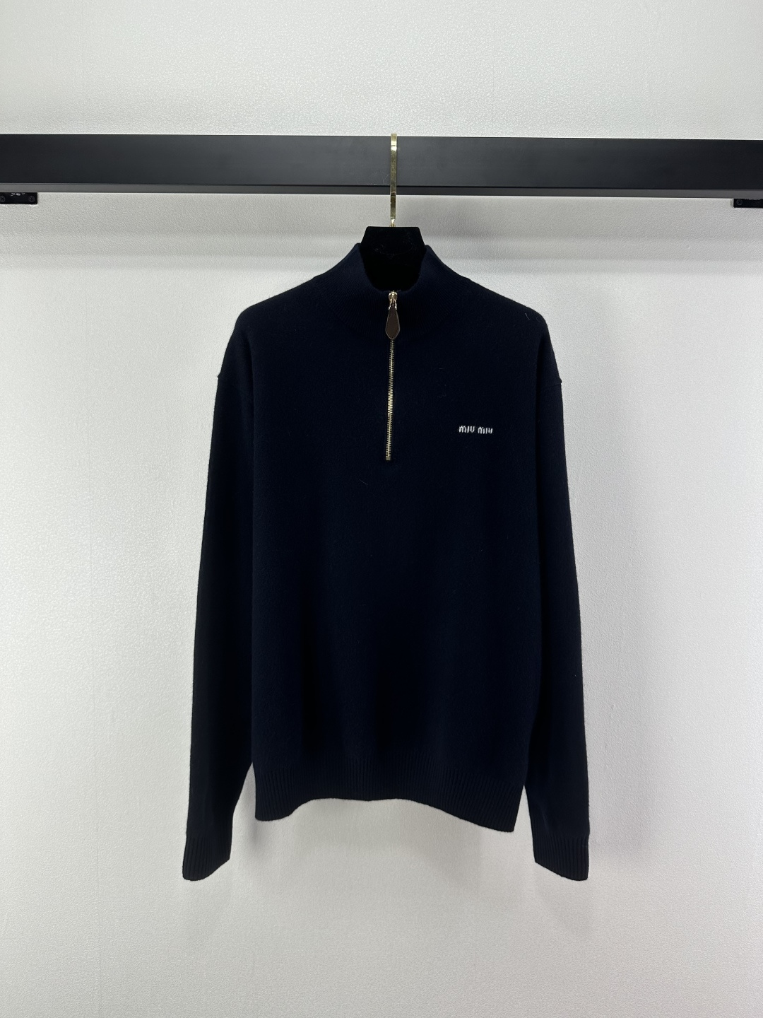 NO:503554,:1 Miumiu* New details The latest brand letters half zipper long sleeves in autumn!  The elegance of the logo letters is a big brand with a sense of luxury!  It is beautiful and never out of time, and has its own aura!  The classic style is versatile and not picky!  Fashionable color to reduce age, super love for upper body 1 color 3 SML, miumiu, alexander wang19860909:1 Miumiu* 上新细节 秋季最新品牌字母半拉链长袖！徽标字母优雅大牌自带高级感！ 耐看永不过时 自带气场！经典版型百搭不挑人！颜色时髦减龄,上身超爱 1色3码SML,,miumiu,alexander wang,Women's clothing