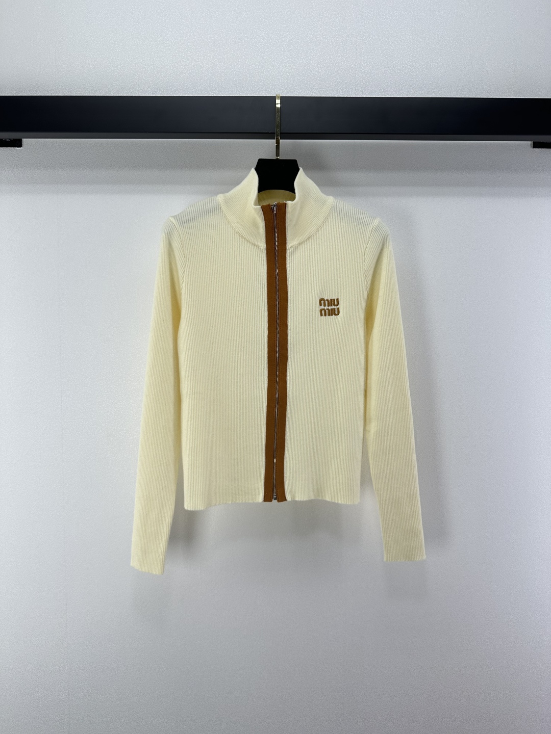 NO:501751,Miumi* new details, new Autumn color-blocked small turtleneck knitted cardigan, zipper design, leather logo letter decoration on the chest, slim and slim tone, light luxury and fashionable temperament, single-skinned and layered, the first choice for fashion outfits in all seasons, 2 colors and 3 sizes, miumiu, alexander wang19860909Miumi*上新细节 秋季新款拼色小高领针织开衫 拉链设计胸前贴皮logo字母装饰 修身显瘦尽显松弛调性 轻奢时髦气质 单穿叠穿均可 四季时尚穿搭首选 2色3码SML,,miumiu,alexander wang,Women's clothing