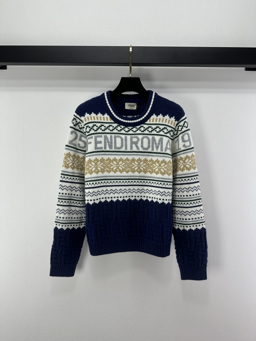 NO:501763,Fend* new details, new round neck long sleeves in autumn and winter, harmonious color matching, exquisite patterns and classic brand logo, full design sense, very textured upper body, easy to create fashionable style, 1 color, 3 codes SML, fendi, alexander wang19860909Fend*上新细节 秋冬新款圆领长袖 色彩搭配和谐 有精致图案和经典品牌标识 设计感拉满 上身很有质感 轻松打造时尚造型 1色3码SML,,fendi,alexander wang,Women's clothing