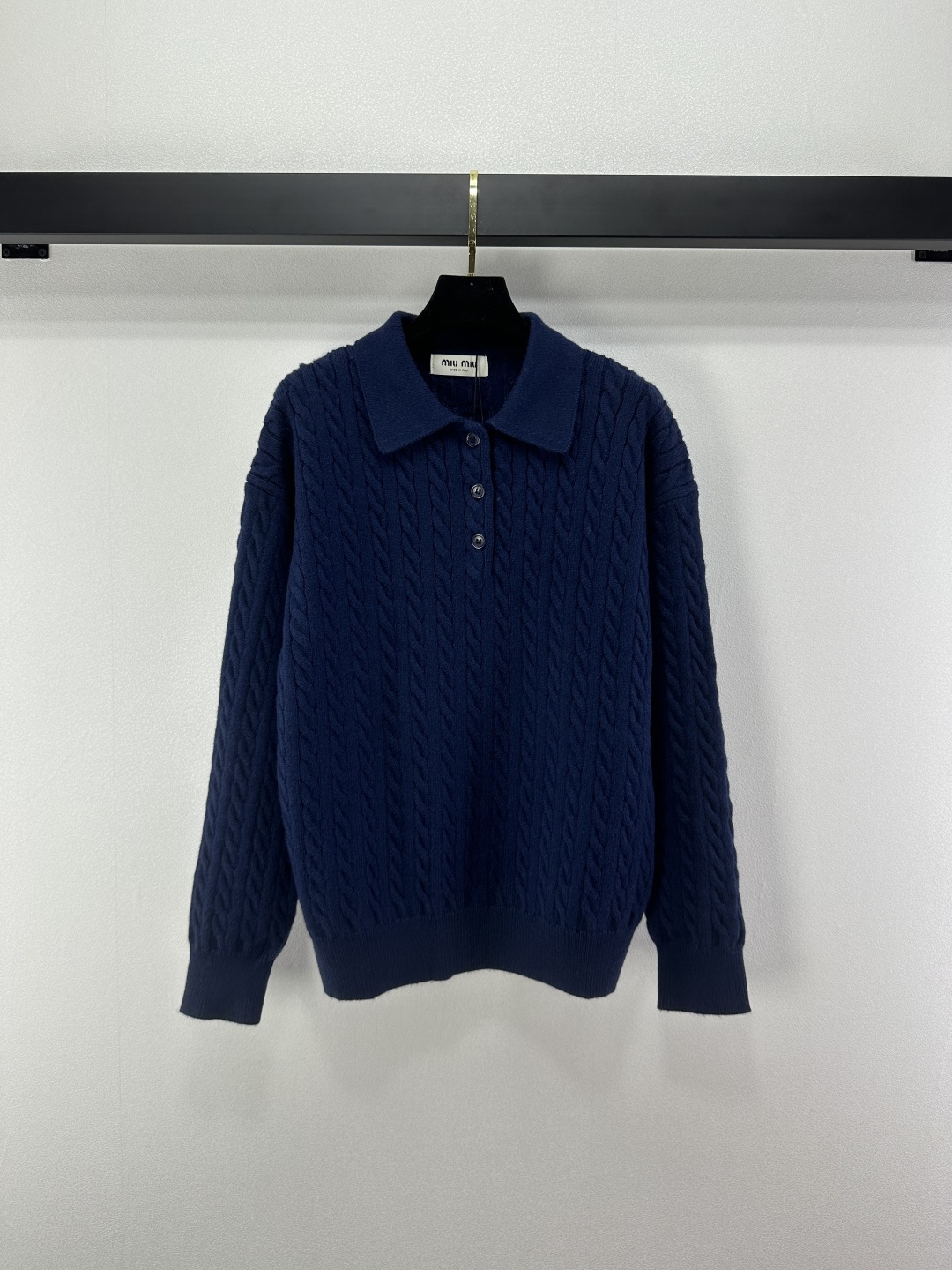 NO:501752,New details on miumi. The new dark blue V-neck twisted lapel knitted long sleeves in autumn and winter, with a loose fit that shows a lazy and relaxing feeling. The thickened design is warm and high-end, and it becomes a fashionable focus when worn!  1 color 3 code SML, miumiu, alexander wang19860909miumi上新细节 秋冬新款深蓝色V领麻花翻领针织长袖,宽松版型尽显慵懒松弛感.加厚设计,保暖又高级,穿上秒变时尚焦点！ 1色3码SML,,miumiu,alexander wang,Women's clothing