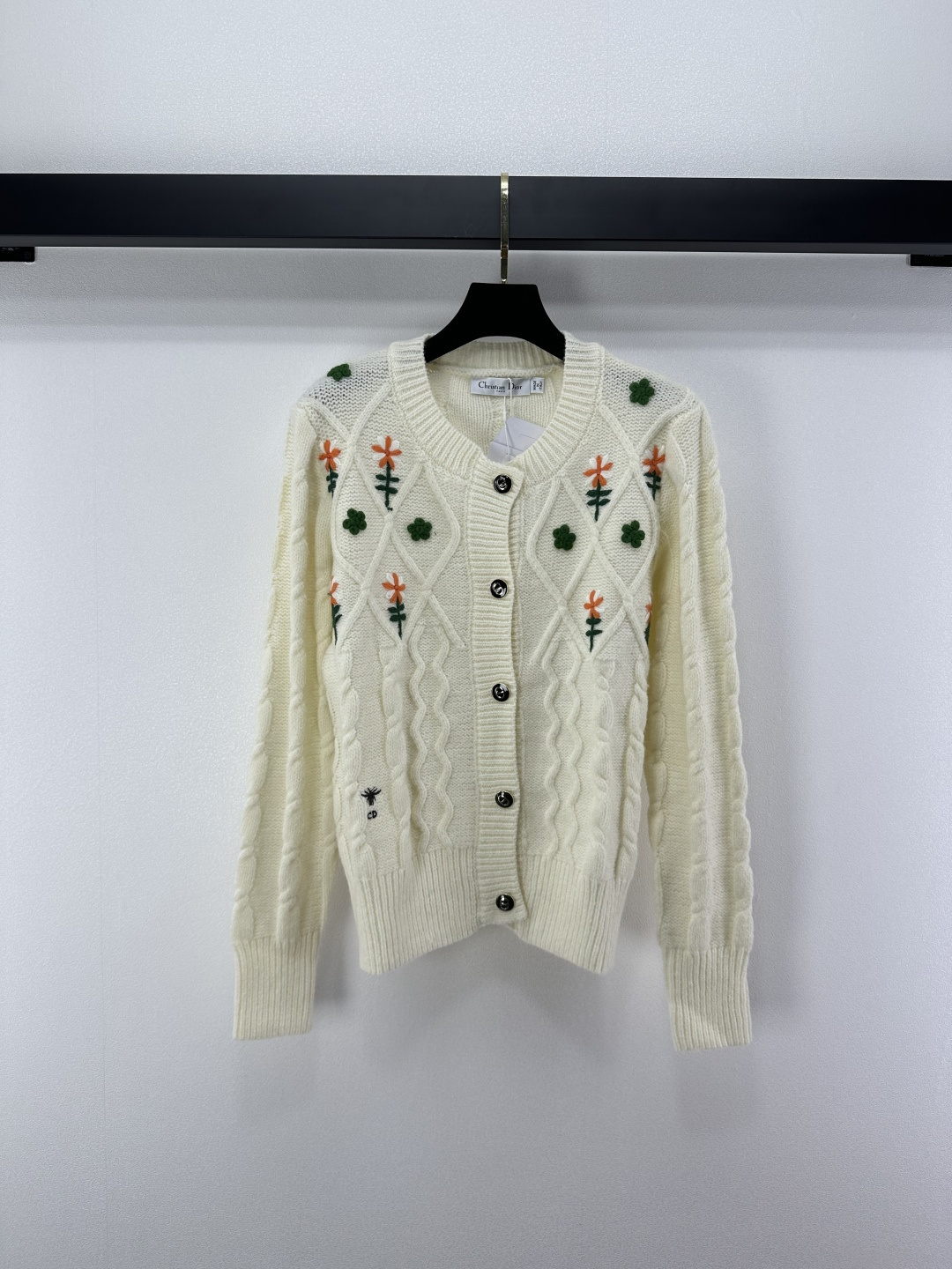 NO:501781,Dio* New Details The latest diamond knitted round-neck cardigan for the year in autumn!  The diamond pattern is very touching with a big brand!  Giant high-end color scheme, three-dimensional flowers embellish it easily attracts attention, and the celebrity girl is elegant and high-end!  The universal and versatile version makes the upper body look slimming!  1 color 3 code SML, dior, alexander wang19860909Dio* 上新细节 秋季最新菱格针织圆领开衫！菱格图案搭配大牌感十足！巨高级配色,立体花朵点缀轻松吸引眼球,名媛少女优雅又高级！万能百搭版型上身巨显瘦！ 1色3码SML,,dior,alexander wang,Women's clothing