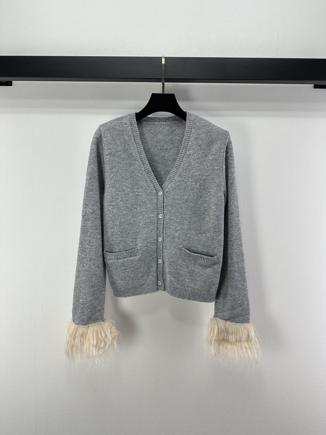 NO:503566,New details on Prad*, new autumn furry cuffs, long sleeves, custom logo buttons are elegant and yet exquisite, slightly loose fit, slimming on the upper body, and it also makes the cuffs look very matched when paired with the jacket, fashionable and exquisite 1 color, 3 size SML,,prada, jackets & coats,alexander wang19860909Prad*上新细节 秋季新款毛毛袖口长袖 定制logo纽扣大气又不失精致感 微宽松版型上身显瘦遮肉 搭配外套露出袖口也很有搭配感 时髦而精致 1色3码SML,,prada,jackets & coats,alexander wang,Women's clothing