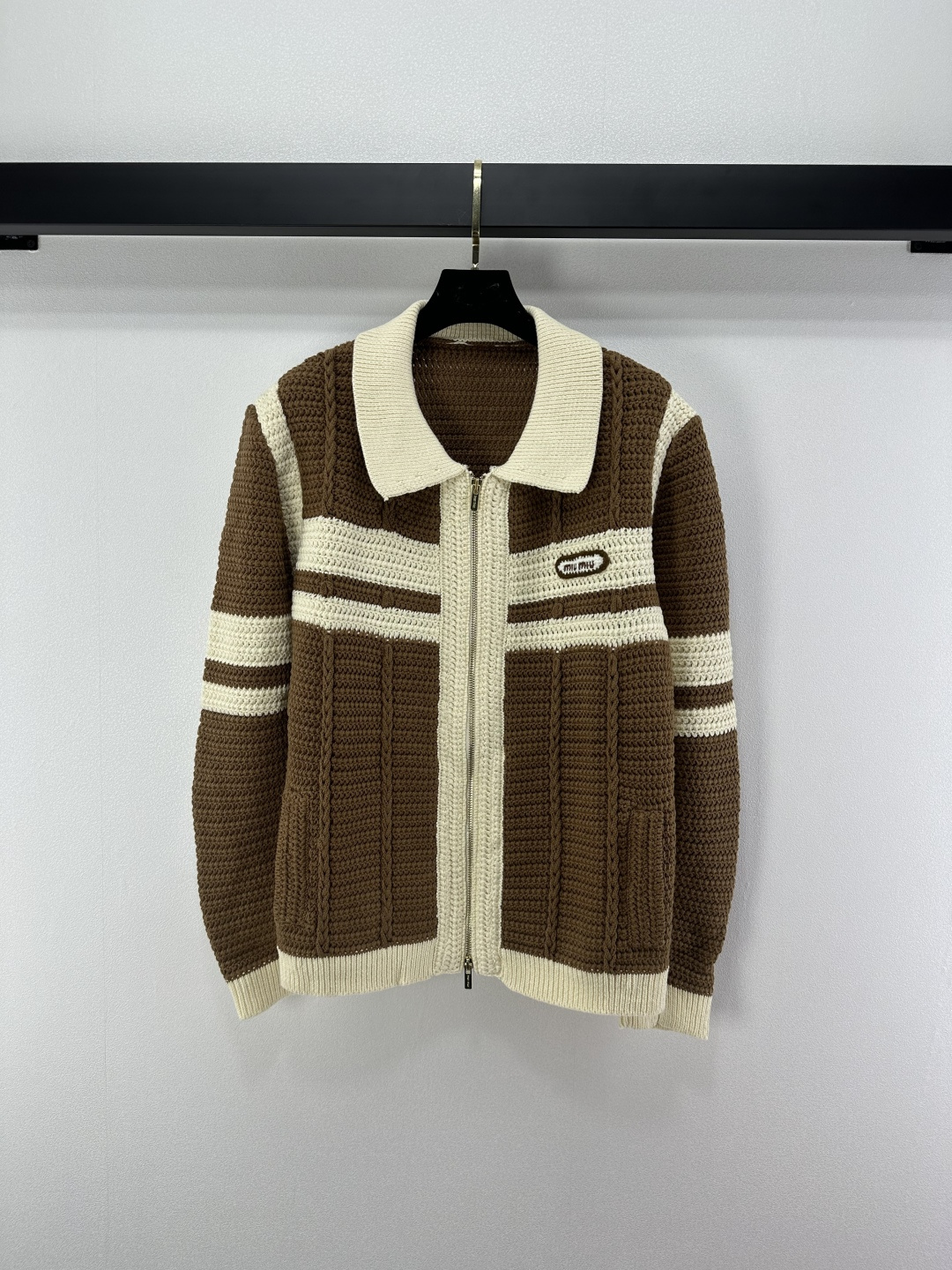 NO:503562,New details on Miu* New knitted hollow lapel zipper cardigan in winter The hollow design of the whole piece of clothing is both beautiful and unique, with a slightly transparent hazy and sensual and sweet ~ the texture is fluffy and comfortable!  1 color 3 code SML, miumiu, alexander wang19860909Miu*上新细节 冬季新款针织镂空翻领拉链开衫 整件衣服镂空设计 既好看又别致 有一点微微透的朦胧感性感不失甜美～质感蓬松舒适！ 1色3码SML,,miumiu,alexander wang,Women's clothing